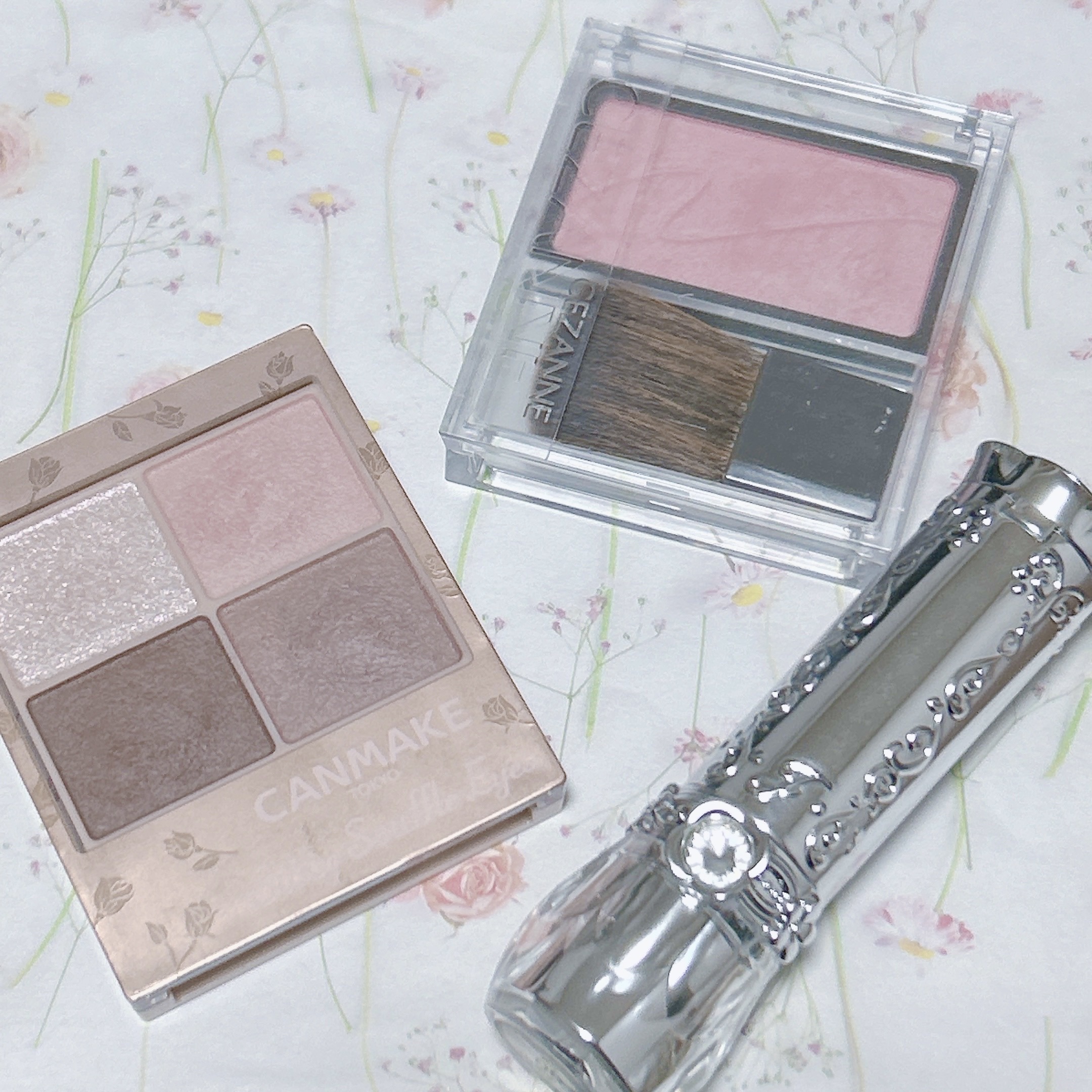 #今日のメイク

ブルーのTシャツに合わせてブルベメイク🩵

アイメイク
キャンメイク シルキースフレアイズ マットタイプ M07 チュチュバレリーナ

チーク
CEZANNE チークブラッシュ 03 ミルクモーヴ

リップ
JILL S