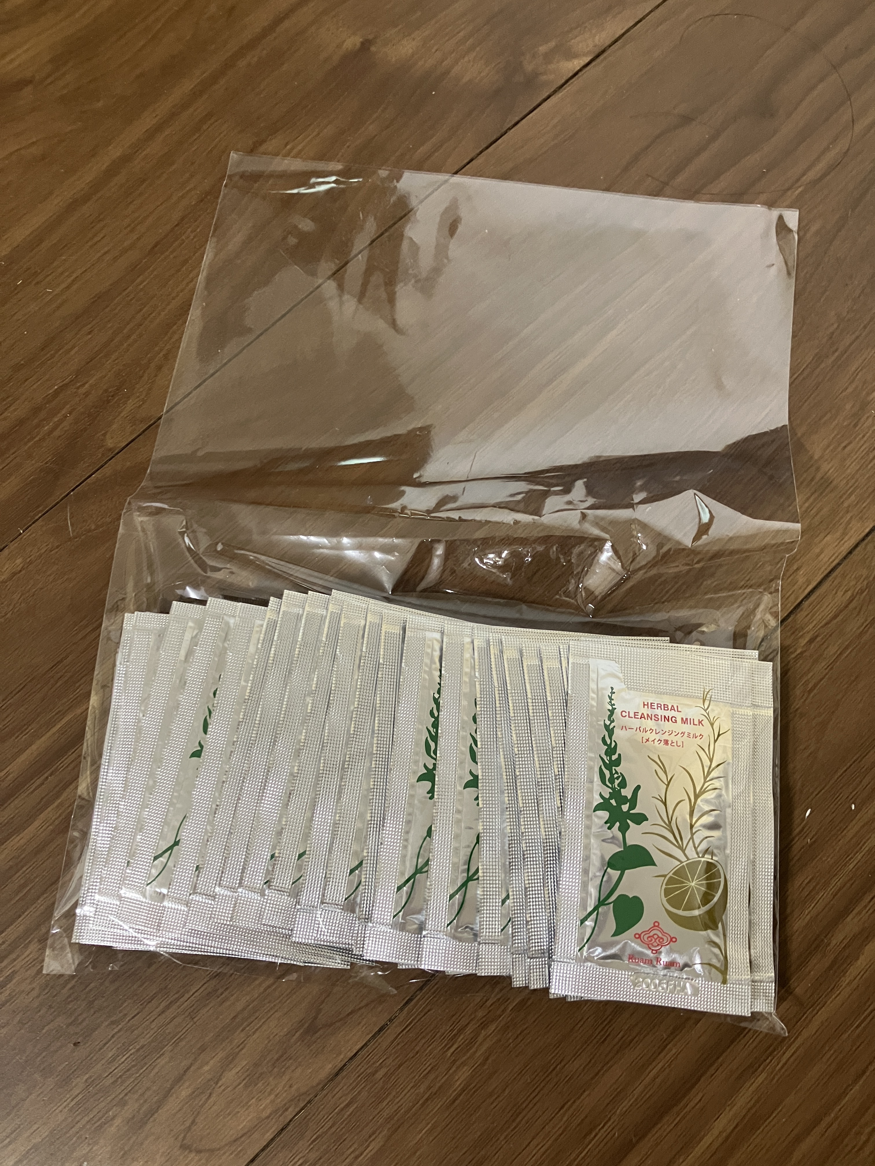 Ruam Ruam ハーバル クレンジングミルクのクチコミ「ルアンルアンのスキンケア、大好きです
生せっけんも何種類か持っています🧡
クレンジングも優しい.....」（1枚目）