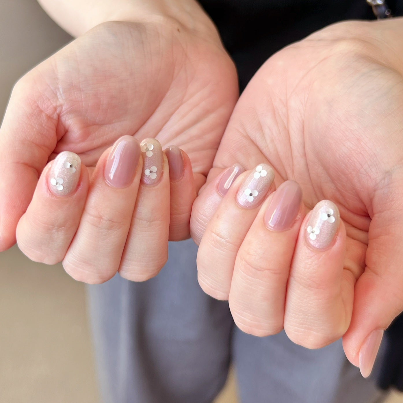 はらぺこネイリスト on LIPS 「ホロフラワー#オフィスネイル#シンプルネイル..」(1枚目)