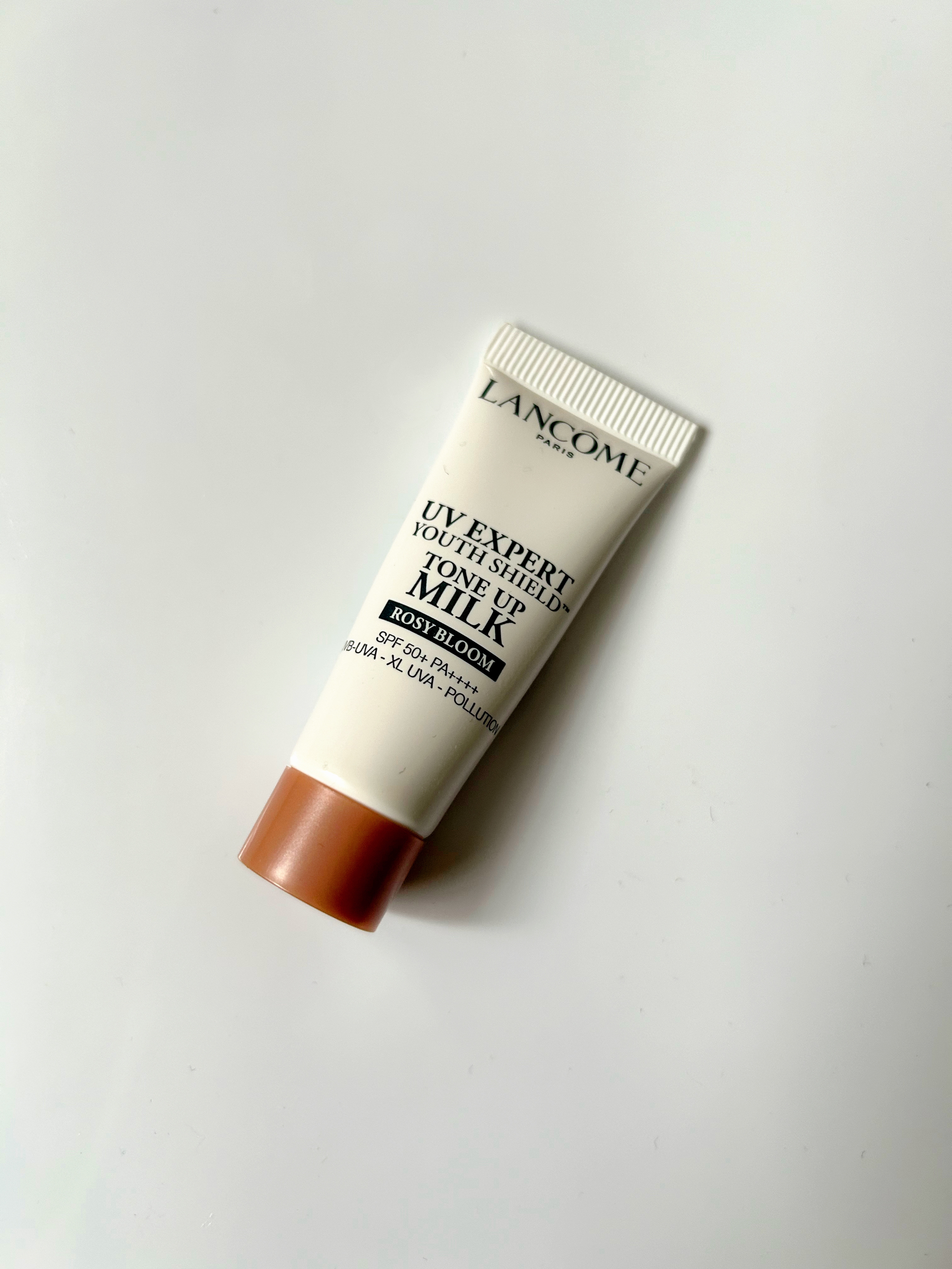 今月の再発見コスメ👀

今は大好きなLANCOMEのトーンアップローズ、5年前に使った時は全然良いと思わなかった。
ベタベタするし華やかな香りが強すぎるし、いらんわと思ってた。

今はこのくらいしっとりするのが心地よいし、日々の暮らしでく