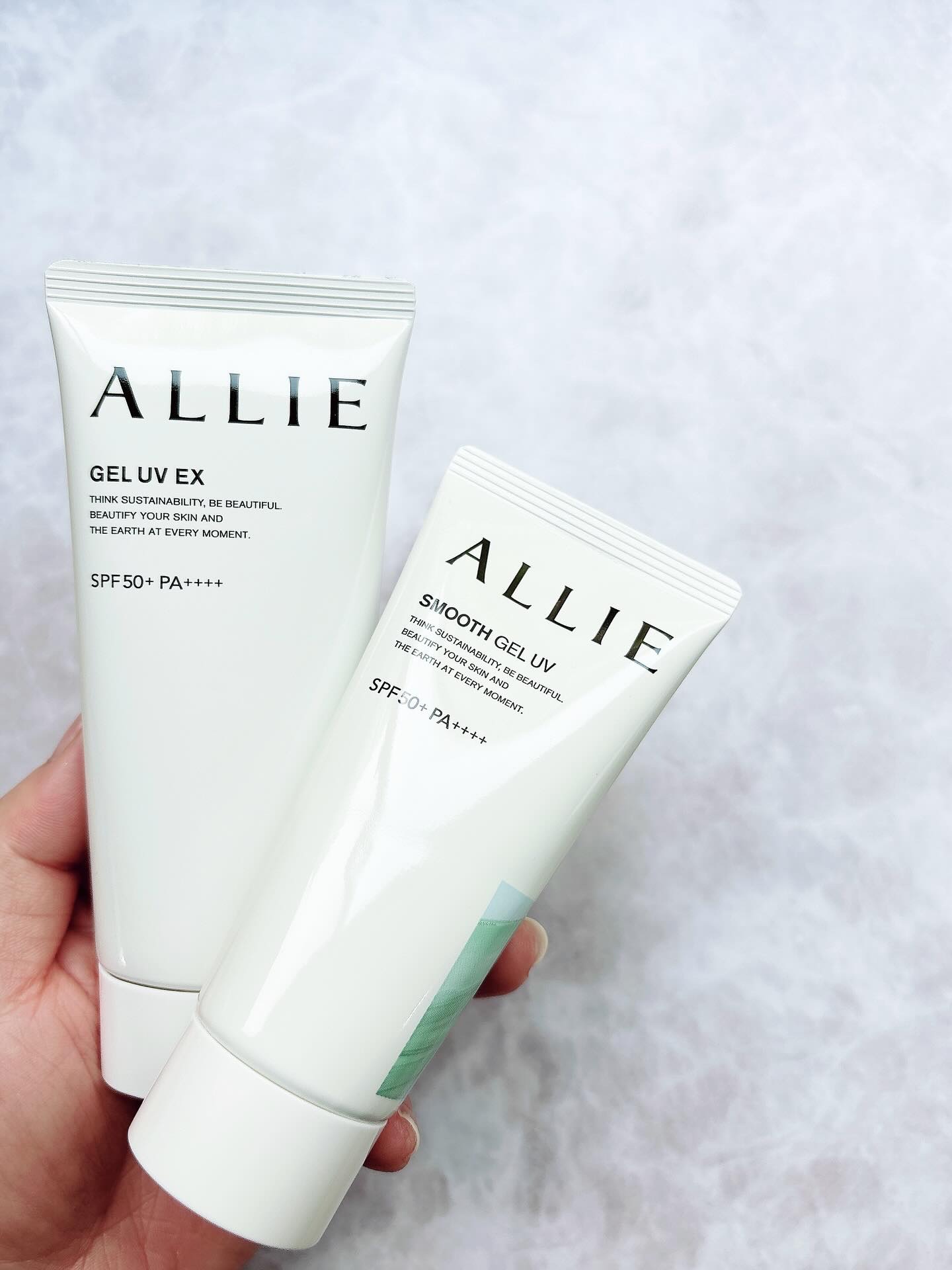 ＼ツヤッも涼しげも🫧アリィーの日焼け止め／

ピタッと密着して全身ツヤ肌仕上げのジェルUVと、テカリやベタつきを抑えた涼しげな肌を演出してくれるノンペタクリエイターUV。
どちらも見た目は乳液だけど伸ばすととても瑞々しくてすーっと伸ばせる