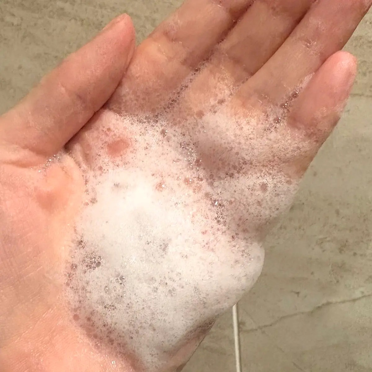 フレッシュクラウドスクラブ　ブラックティー＆ユズ/アレンシア/スクラブ・ゴマージュを使ったクチコミ（3枚目）