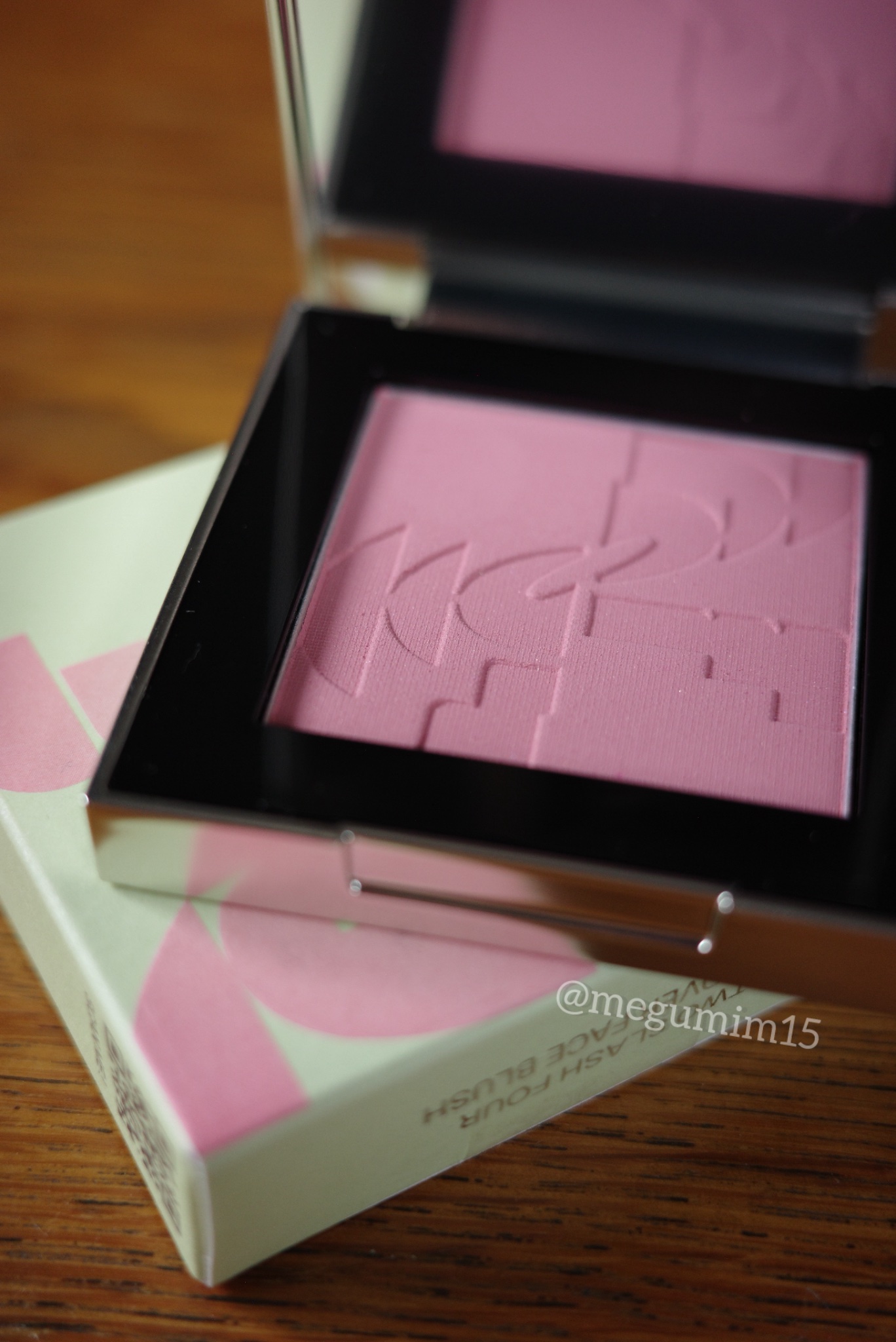 オールオーバーフェイスブラッシュ/TWO SLASH FOUR/パウダーチークを使ったクチコミ（1枚目）