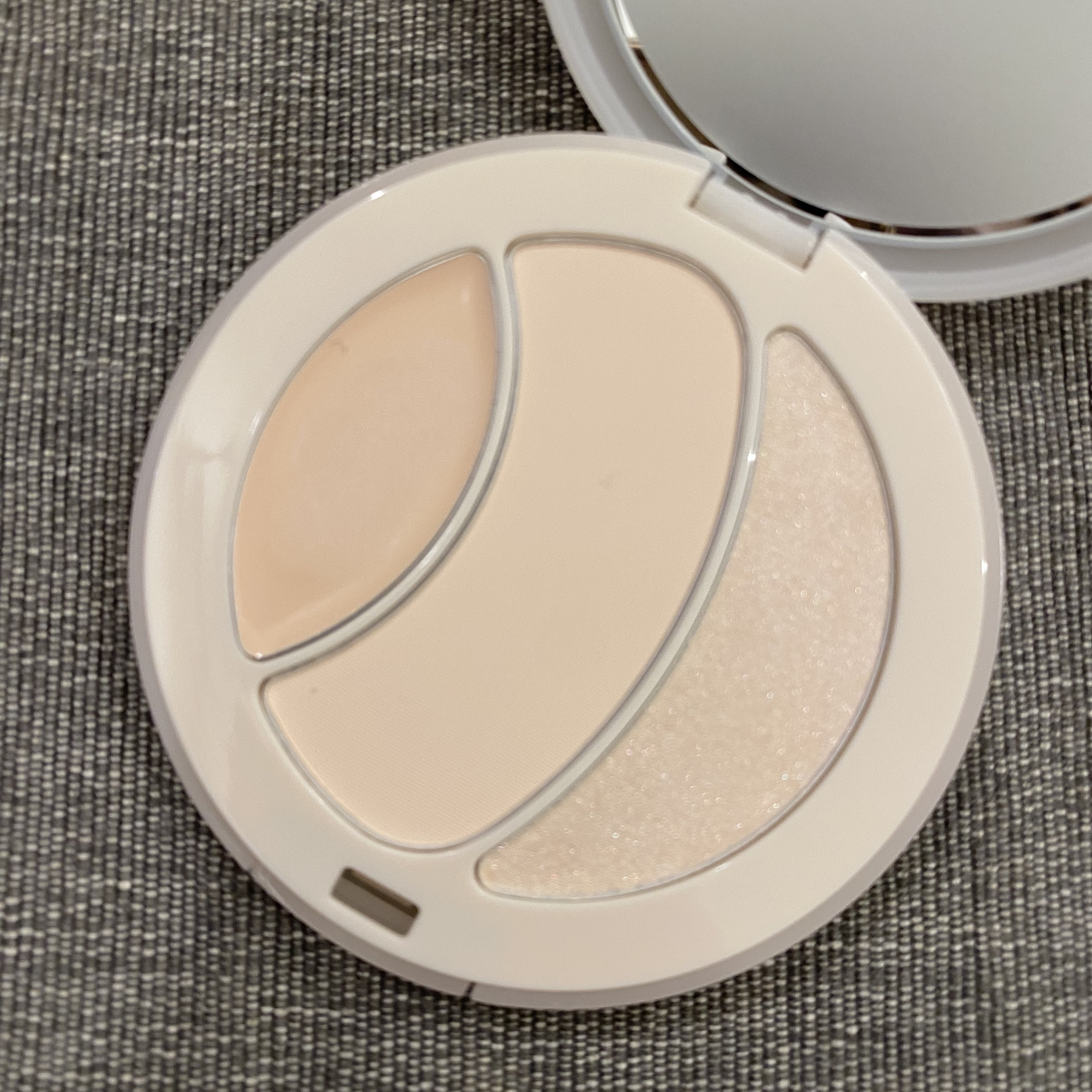 マルチファンクショナルハイライトパレット H01 ミルキーパール/INTO U/ハイライトを使ったクチコミ（2枚目）