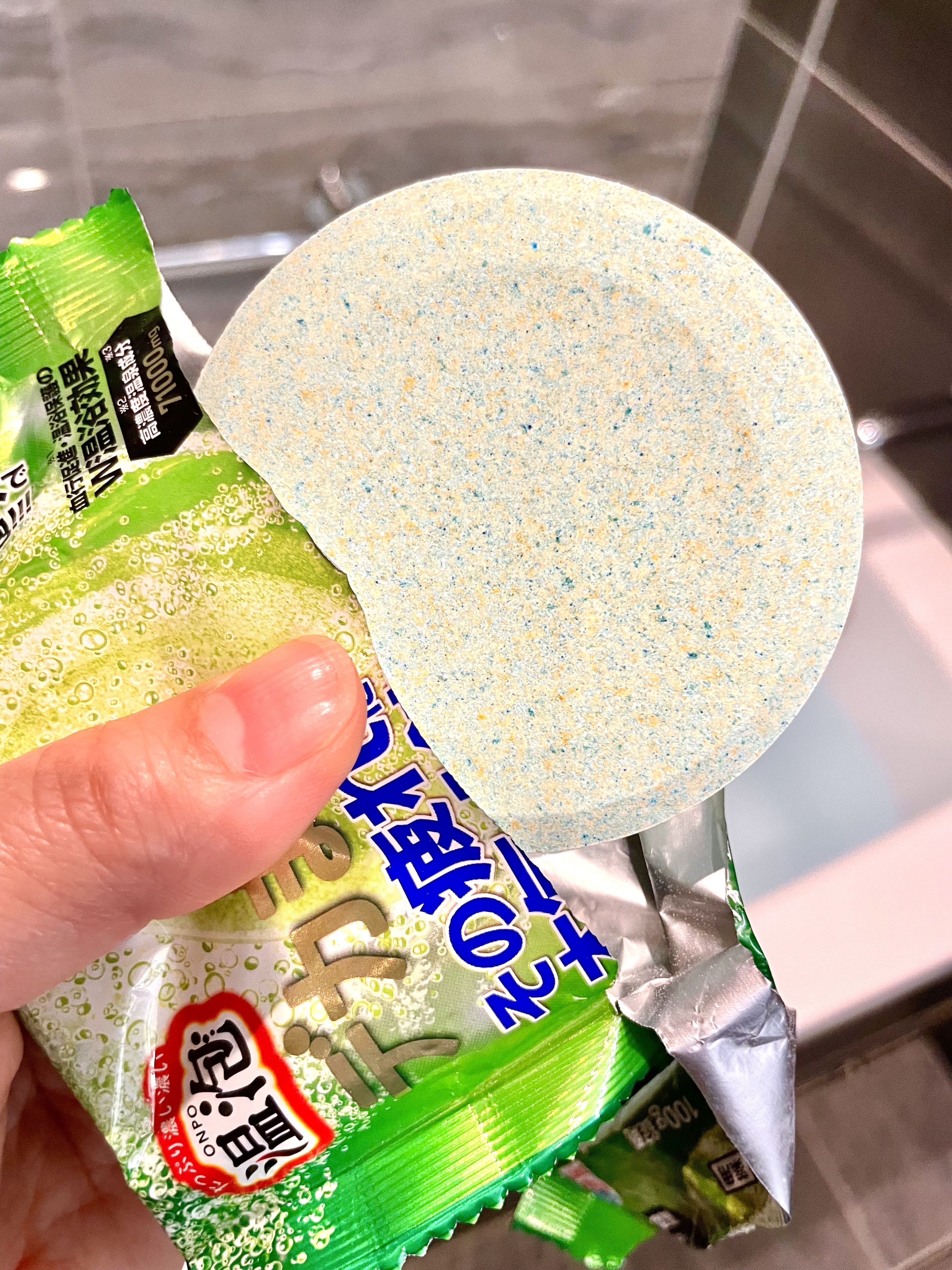 温泡 温泡 デカまる ウォームウッドハーブの香りのクチコミ「＼ でっか！ ／


#温泡
#デカまる 
#ウォームウッドハーブの香り

1錠入

.

で.....」（2枚目）