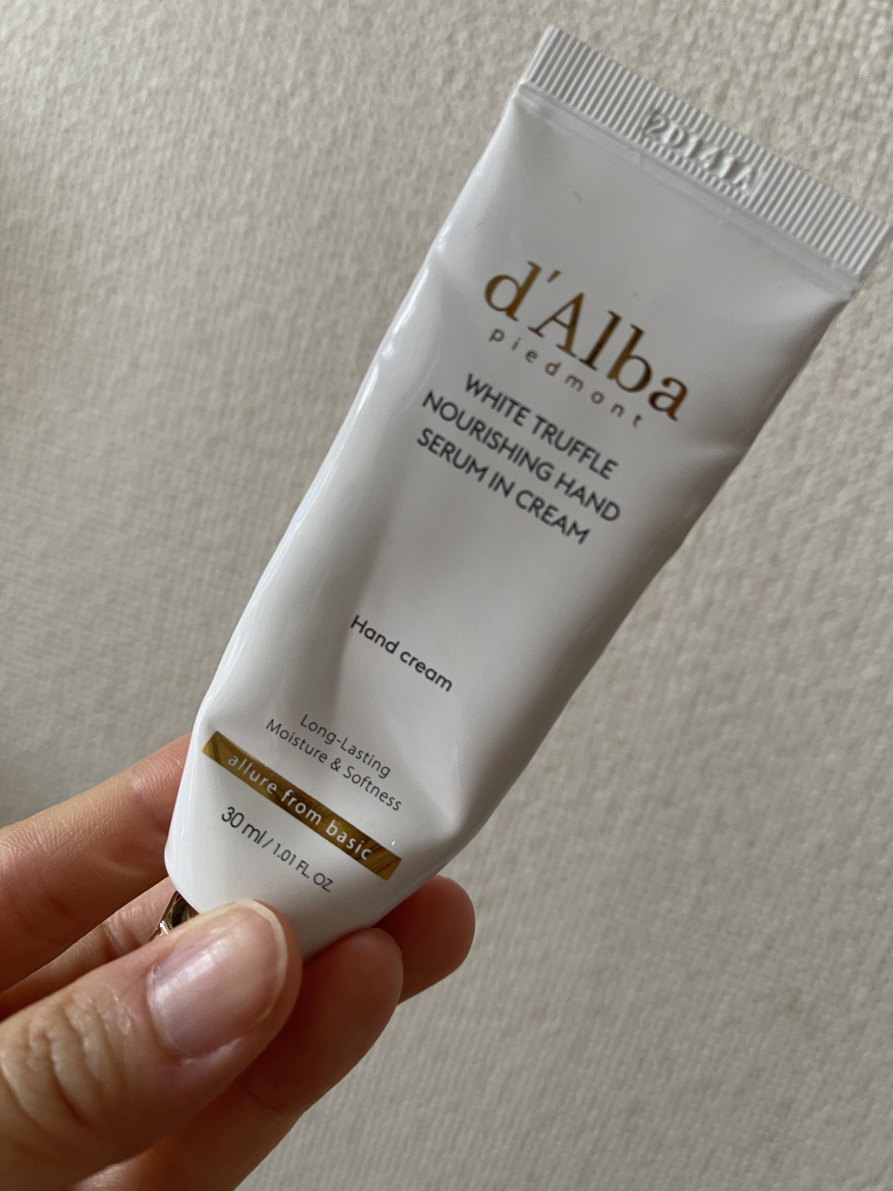 ★ダルバ ホワイトトリュフナリシングハンドセラムインクリーム

＊Qoo10購入＊

季節を問わず使えたハンドクリーム！
夏でもペタペタせず、サラッと！
冬はしっかり保湿！ヌルヌル感ない！

ってゆー感じで、個人的にはとても気に入って、珍し
