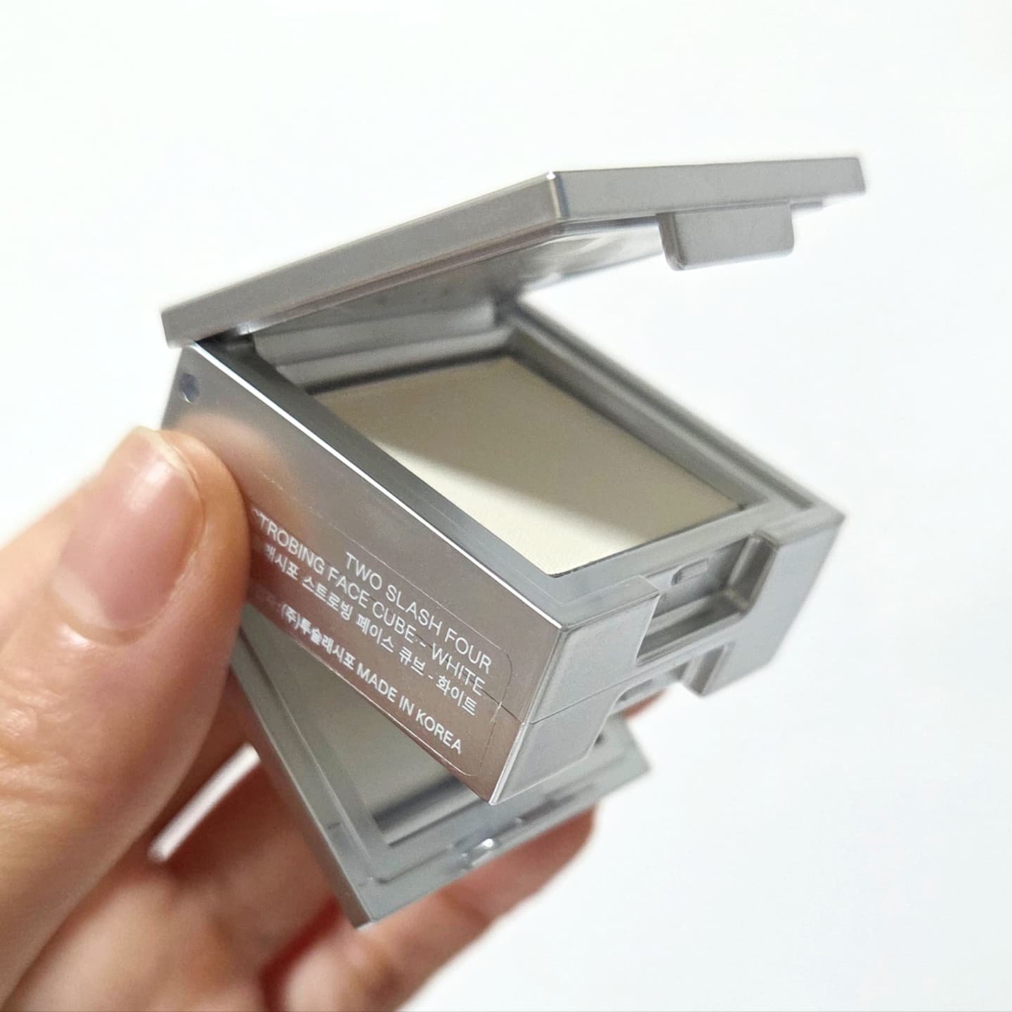 ストロビングフェイスキューブ/TWO SLASH FOUR/ハイライトを使ったクチコミ（3枚目）