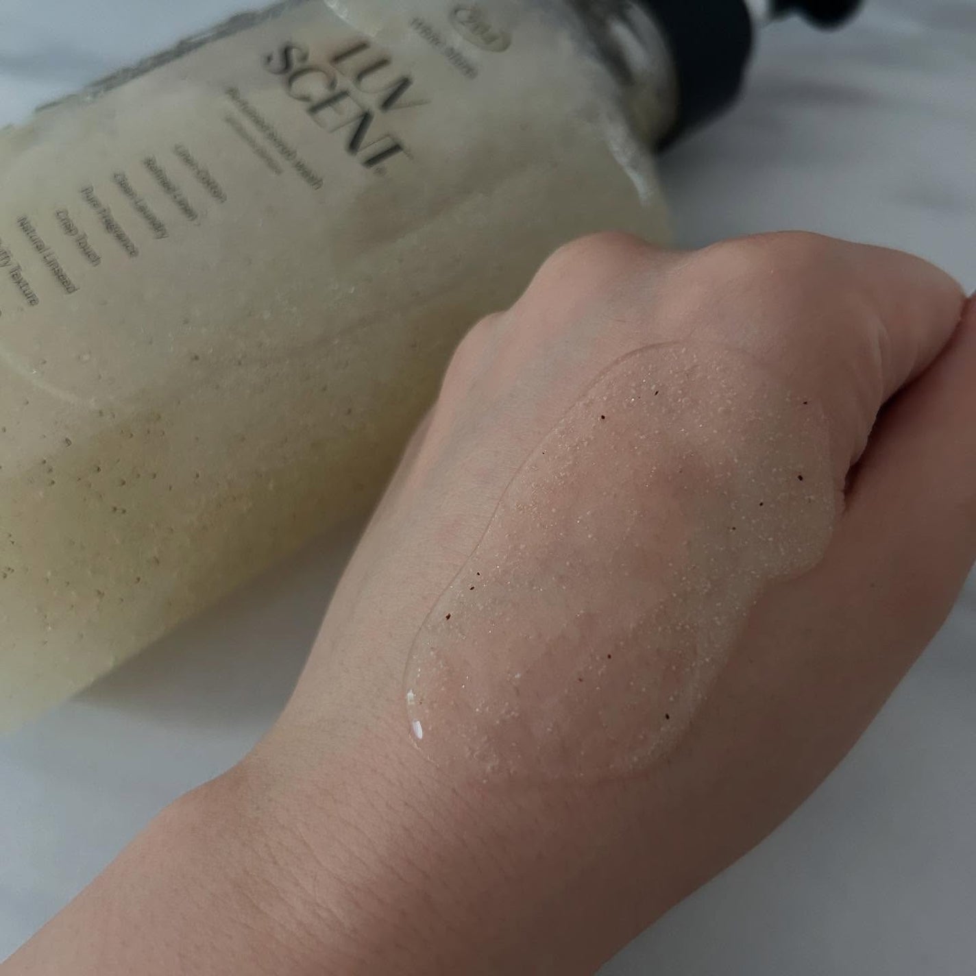 スクラブボディウォッシュ ホワイトシャツ リネンコットン/LUV SCENT/ボディスクラブを使ったクチコミ(2枚目)