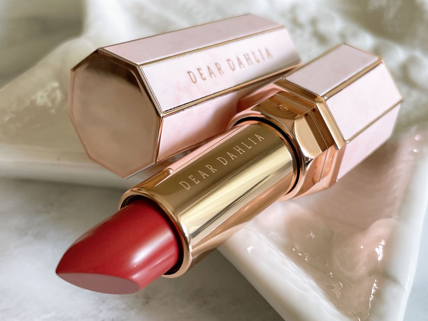 リップ パラダイスセンシュアルリップグロウ/DEAR DAHLIA/口紅を使ったクチコミ（2枚目）