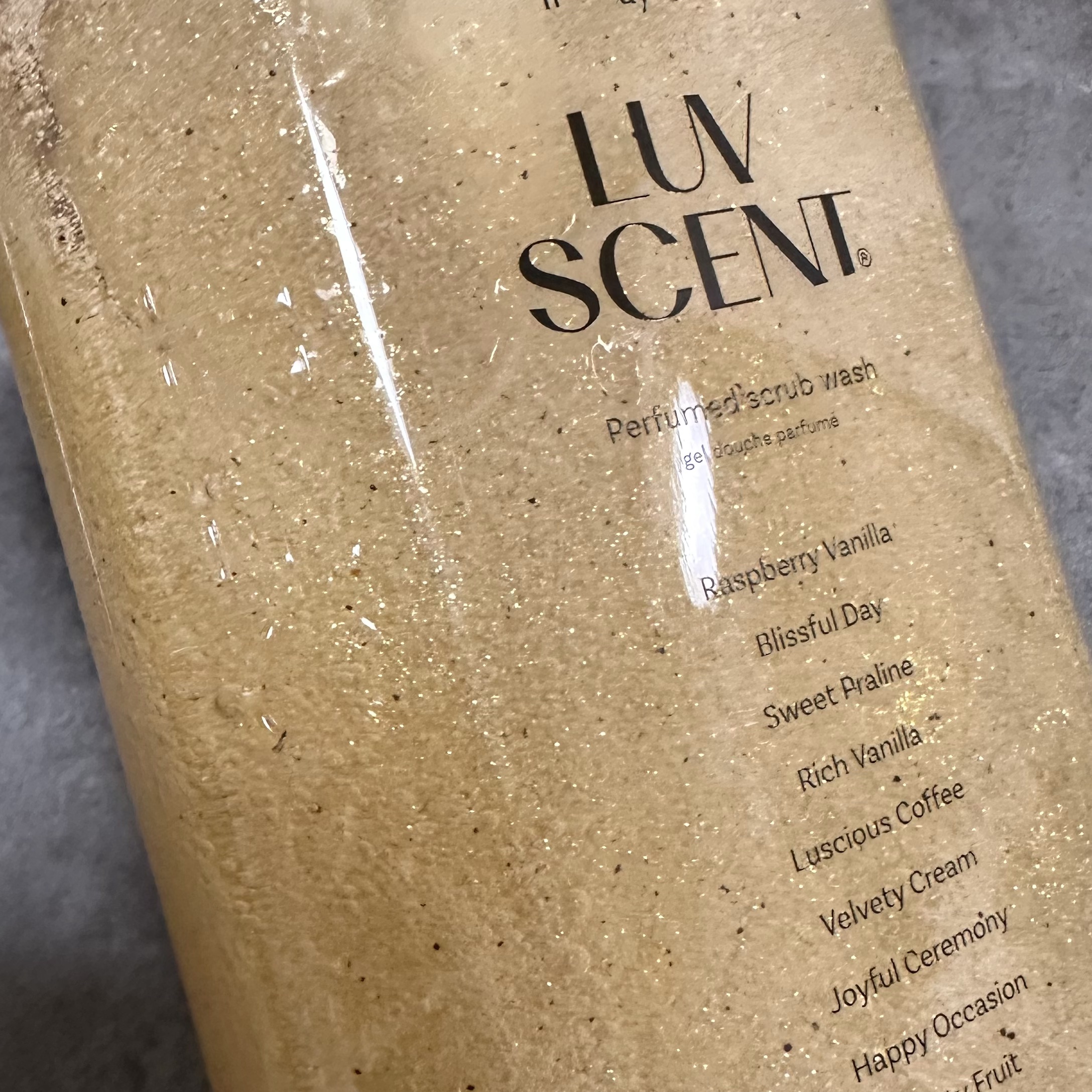 スクラブボディウォッシュ バースデイケーキ ラズベリーバニラ/LUV SCENT/ボディスクラブを使ったクチコミ（2枚目）