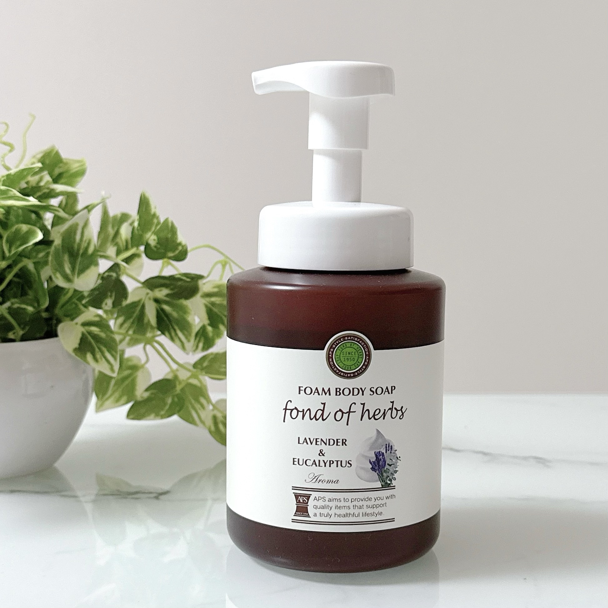 薬局のトモズのプライベートブランド『APS』


泡ボディーソープを使ってみたよ

本体 500ml という大容量なのも嬉しいしポンプ式なので使いやすいのが特徴

香りは天然精油をブレンドしたラベンダー＆ユーカリの香りで優しく香るのがいい
