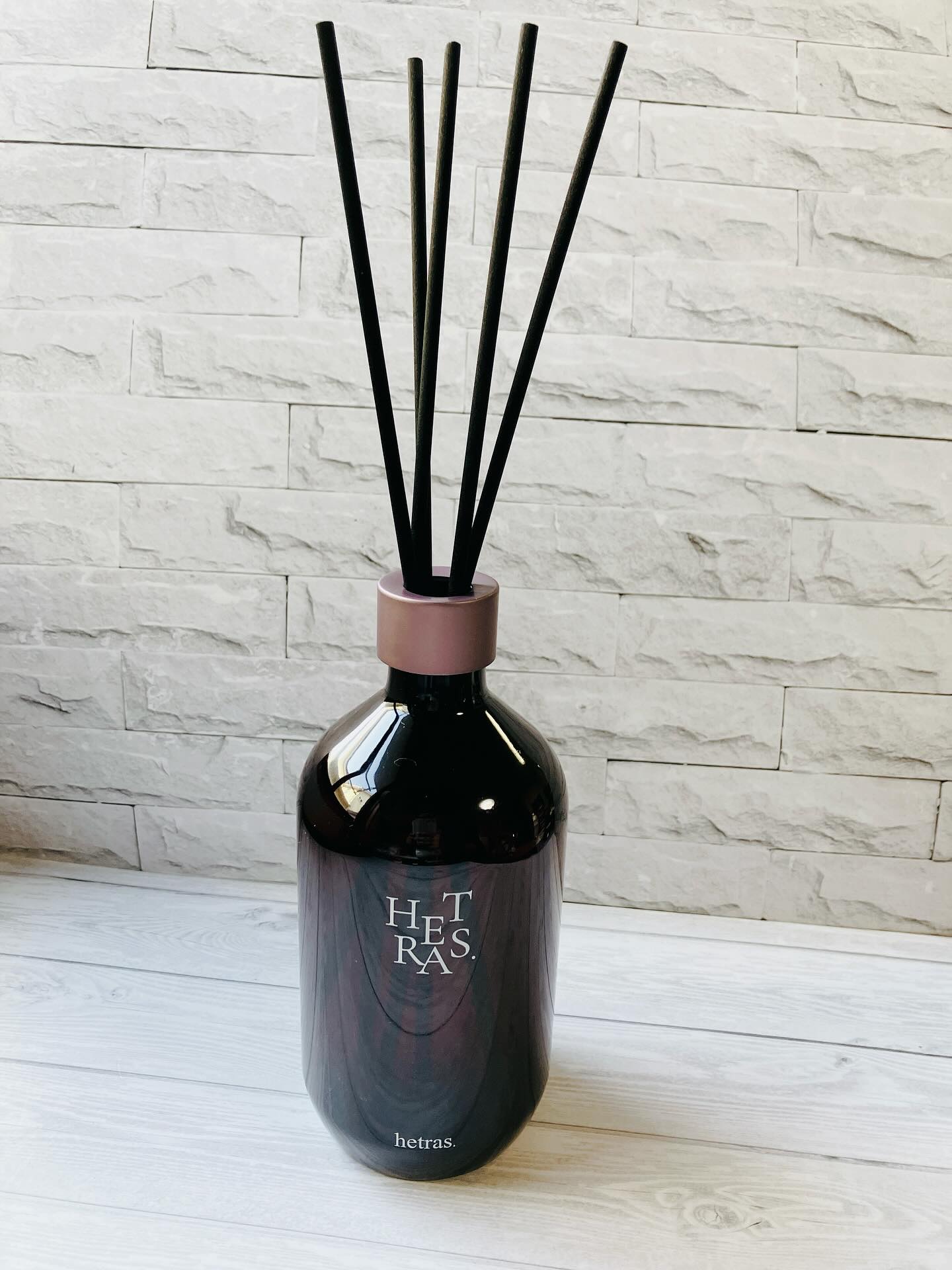 ヘトラス プレミアム ディフューザー
使ってみました🙌

シンプルで落ち着いた色合いのボトルなので、どこに置いても邪魔になりません。

ボトル自体は液体が入っていると重みがあるのでフラフラせず安定感もありますね。

ウッドスティックは4本