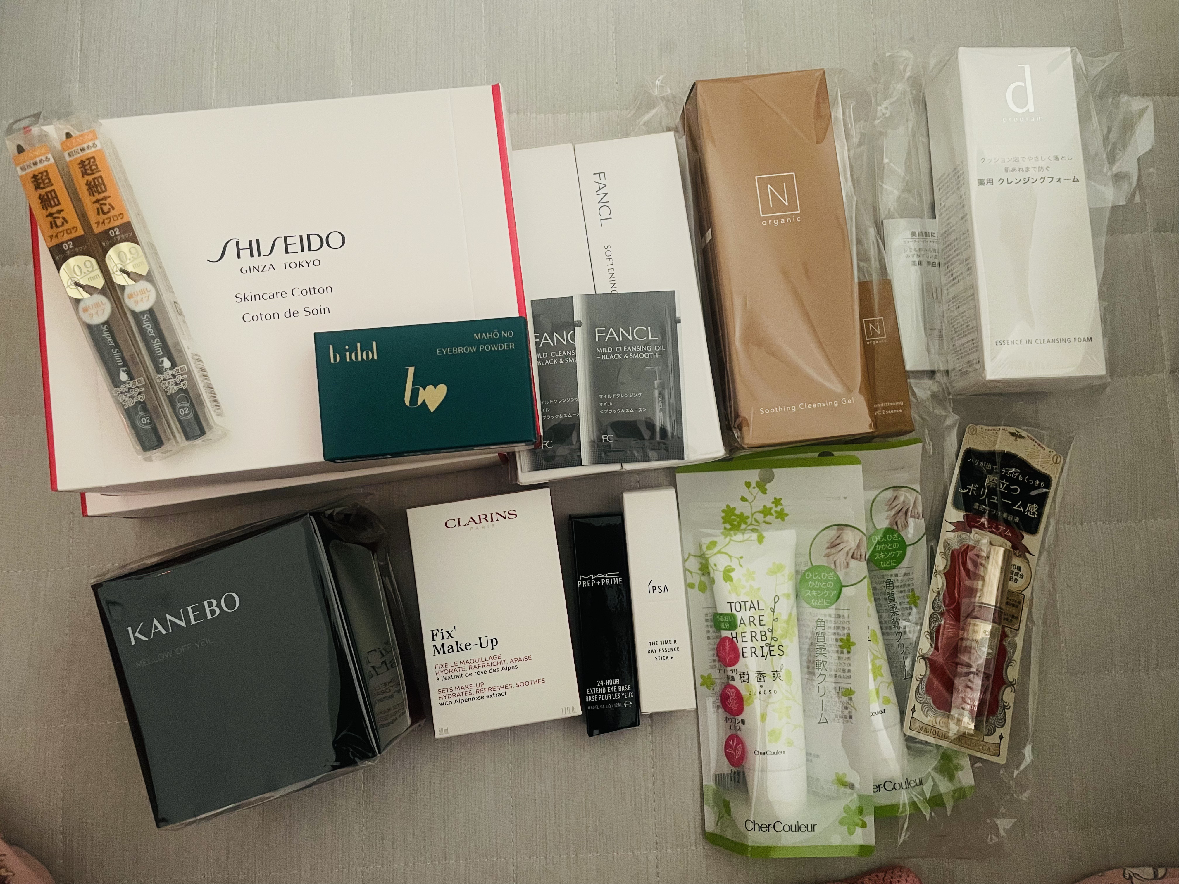 アットコスメ　スペシャルウィーク購入品⭐️


写真2枚目は全部おまけです！


リピ品もあれば、初めて購入したものもあります


ほとんどスキンケアですが爆買いしてしまったので、またレビューしていきます！