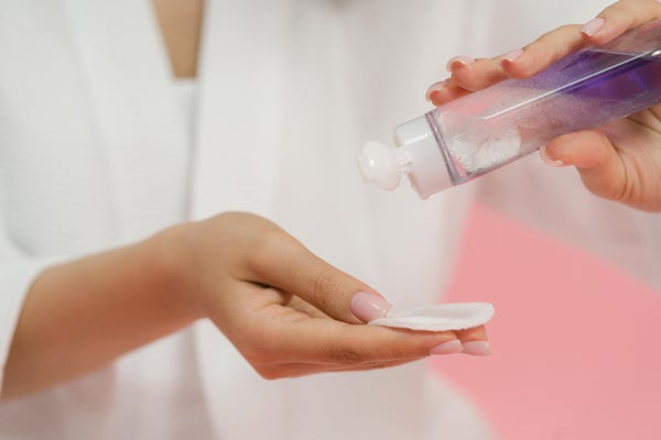 クレンジング剤をコットンに染み込ませている手
