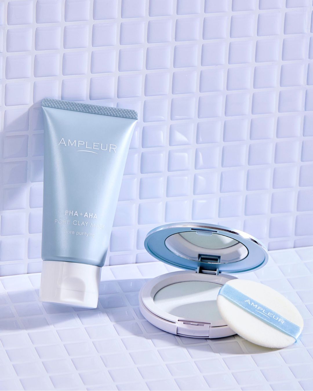 汗や皮脂、紫外線でベタつきがちな夏の肌に。
ひんやり感や心地よさをプラスするアイテム2点をご紹介。

🧊 フェイスパウダー クール
✔ 汗に反応して、ほてりやすい肌にひんやり感をプラス
✔ SPF50+/PA++++のUVカットパウダー
