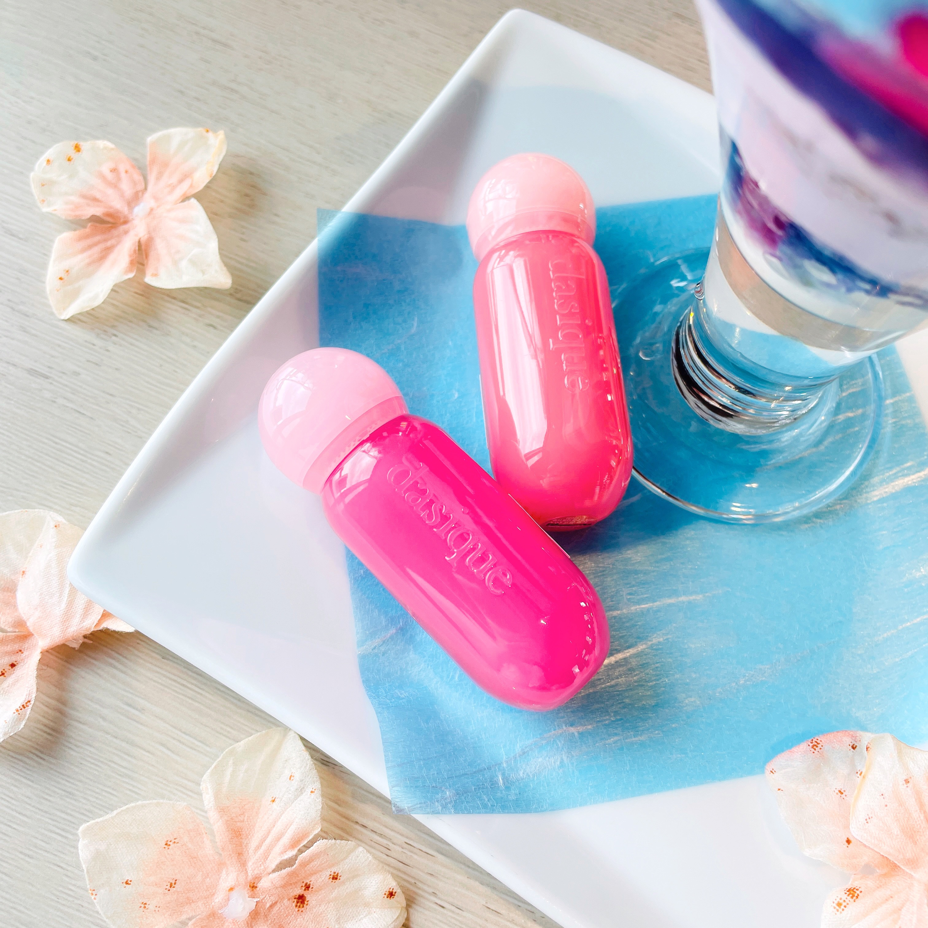 もともと大人気だったデイジーク ジューシーデューイティント
本当に期待以上❣️

テクスチャーはとろっとなめらかで、
唇にのせると透明感とうるおいが一気に広がる感じ👍🏻
ぷるんとした果汁感がたっぷりで、
うるちゅるなツヤ感がとにかくかわ