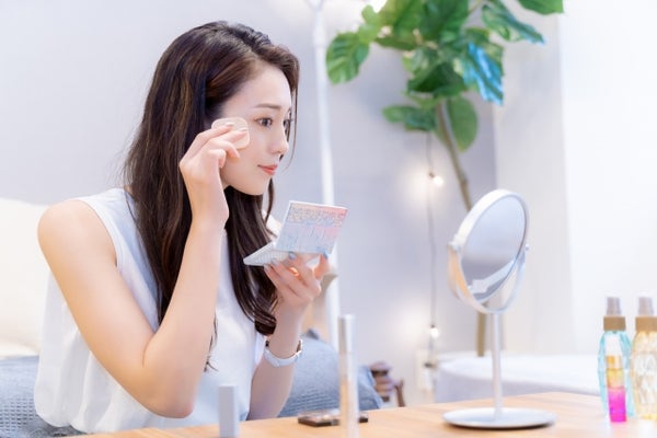 メイクをしている女性