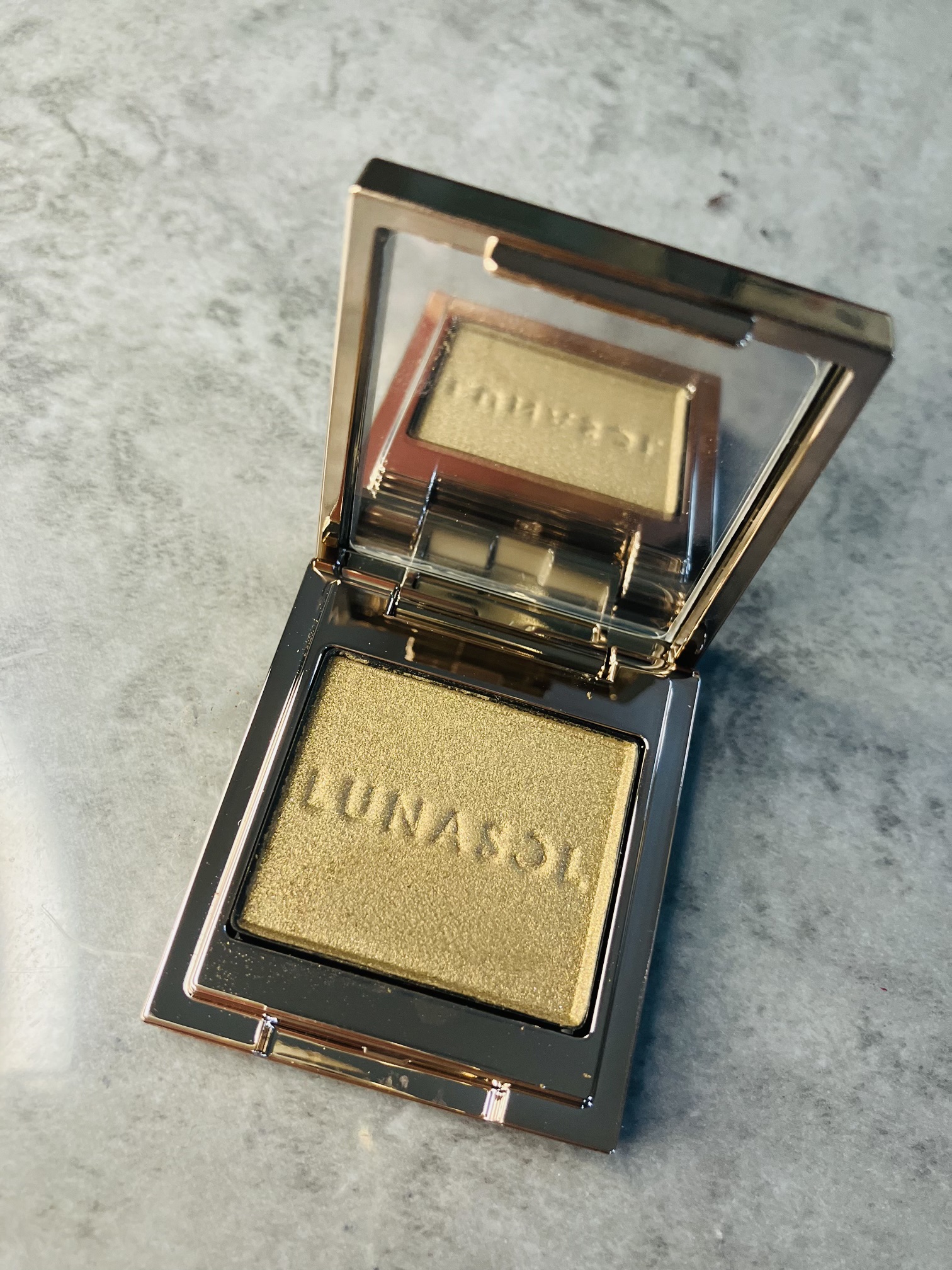 ルナソル モノアイカラーレーション/LUNASOL/単色アイシャドウを使ったクチコミ（3枚目）