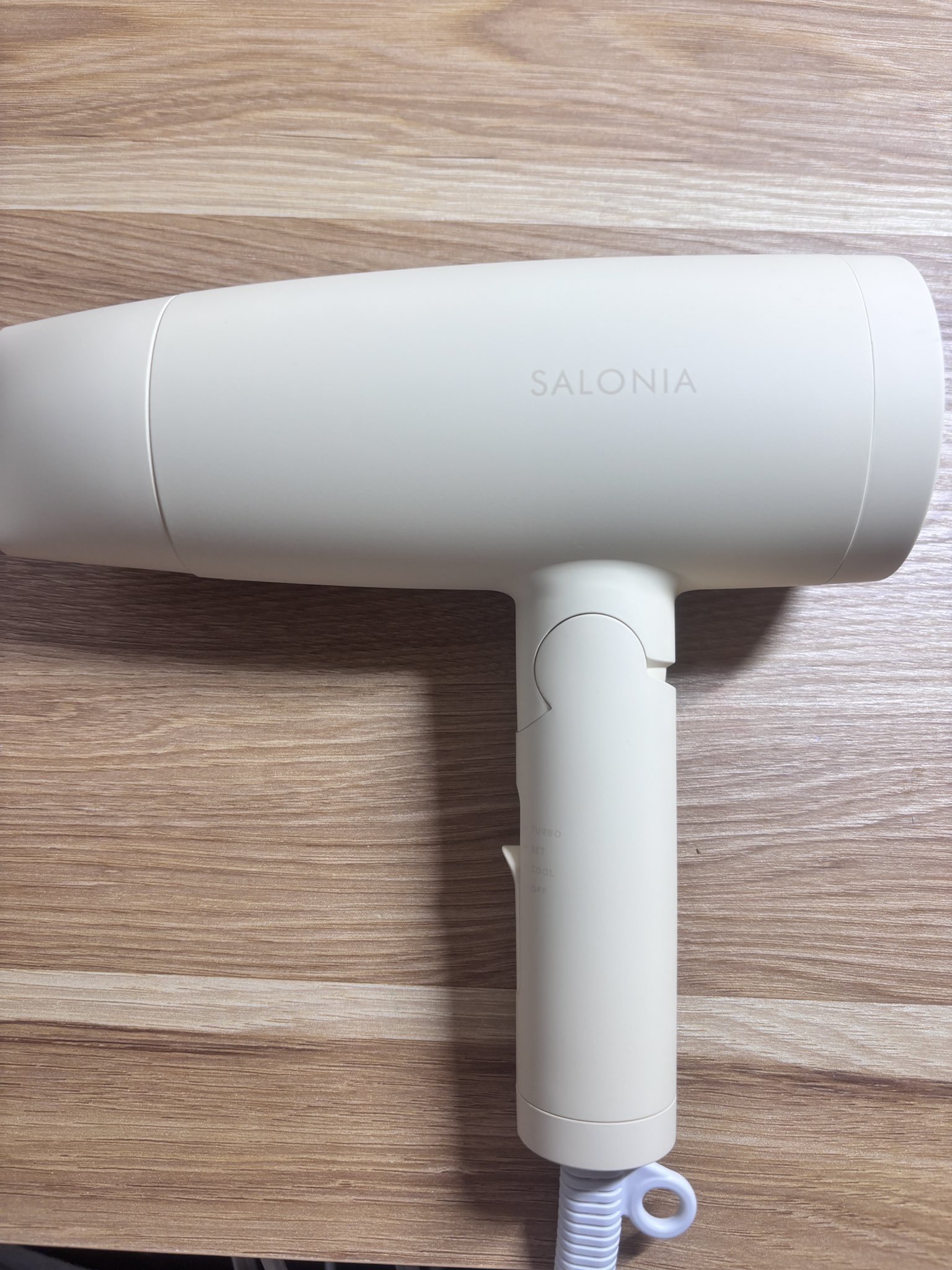 SALONIA スピーディーイオンドライヤー

サロニア様よりGWのキャンペーンで頂いたドライヤー


💛外見的なことから
まず、黄色いけど写真よりは実物白かった。これはさすがに色が映らなすぎた🫥

店舗で1番安いの買ってたからしっかり