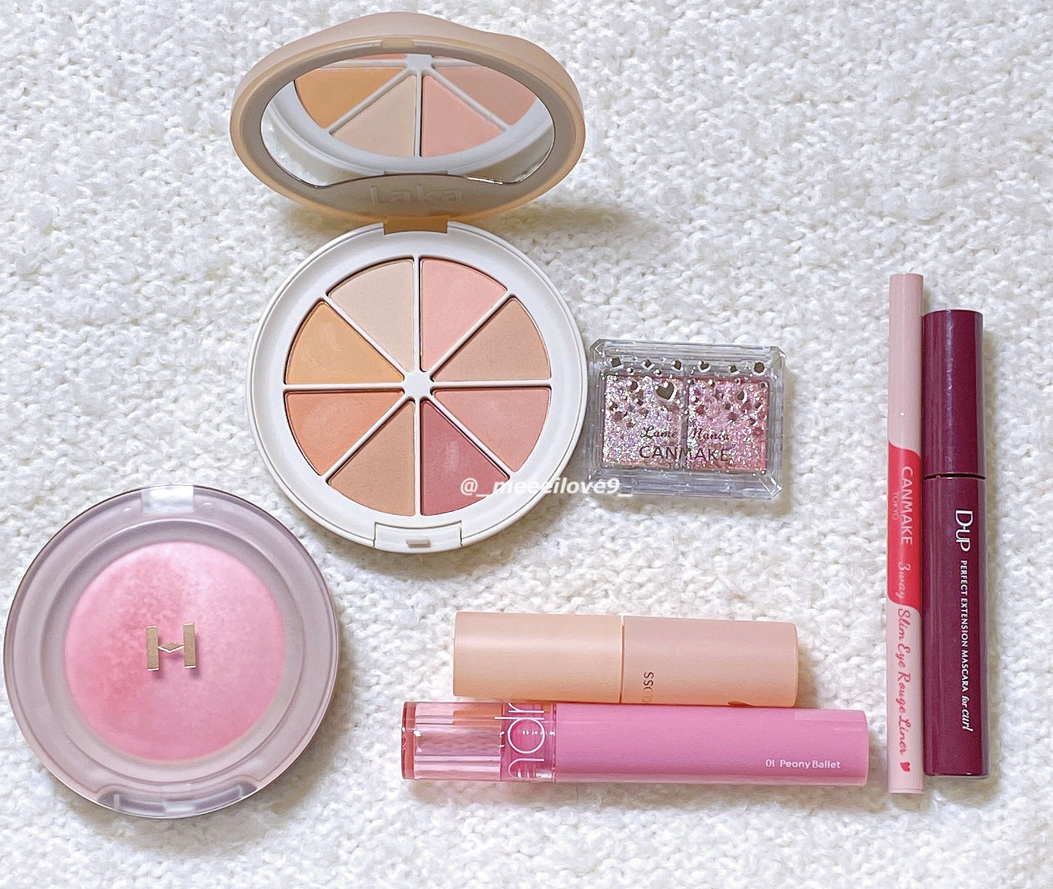 【今日のメイク】　　⚠︎白飛びあり
キラキラピンクメイクをしました🩷✨

♡ LAKA ミドルトーンアイシャドウコレクターパレット　
SUNNY  ◯イエベ春◯   廃盤
右上ピンクに2つ下のピンクを重ねる！

♡ キャンメイク　ラメマニ