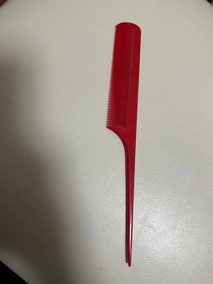 DAISO 椿セットコームのクチコミ「前髪用やヘアアイロンする時に使っています(*´ω`*)
どのコームでも良いのですが、赤いから目.....」(1枚目)
