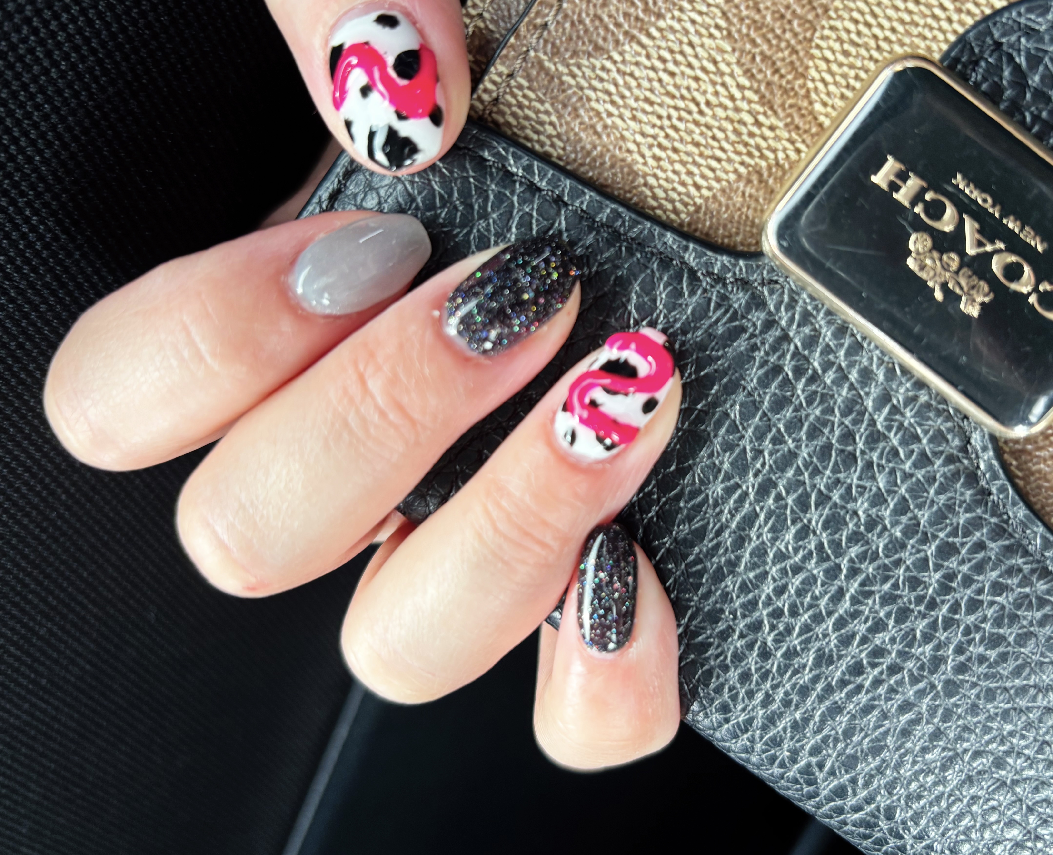 #セルフネイル,#ピールオフネイル,#ジェルネイル,#sheinネイル,#セリアネイル,#ダイソーネイル,#牛柄ネイル,#マグネットネイル,#蛍光ネイル,#黒ラメネイルのネイルデザイン