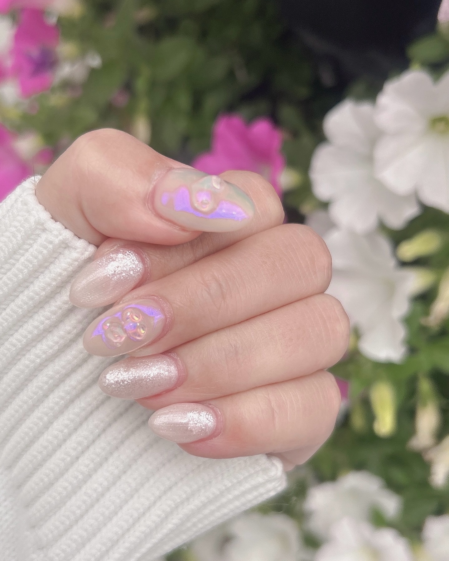 ちょっと時差投稿…
ネイルチェンジしてきたよ💅

今回は(も)ピンク系でミラーも混ぜて
中指には某グミみたいなくまさん🐻のパーツ

外で撮った画像の方がミラー分かりやすいかな✨
｡.｡:+* ﾟ ゜ﾟ *+:｡.｡:+* ﾟ ゜ﾟ *+