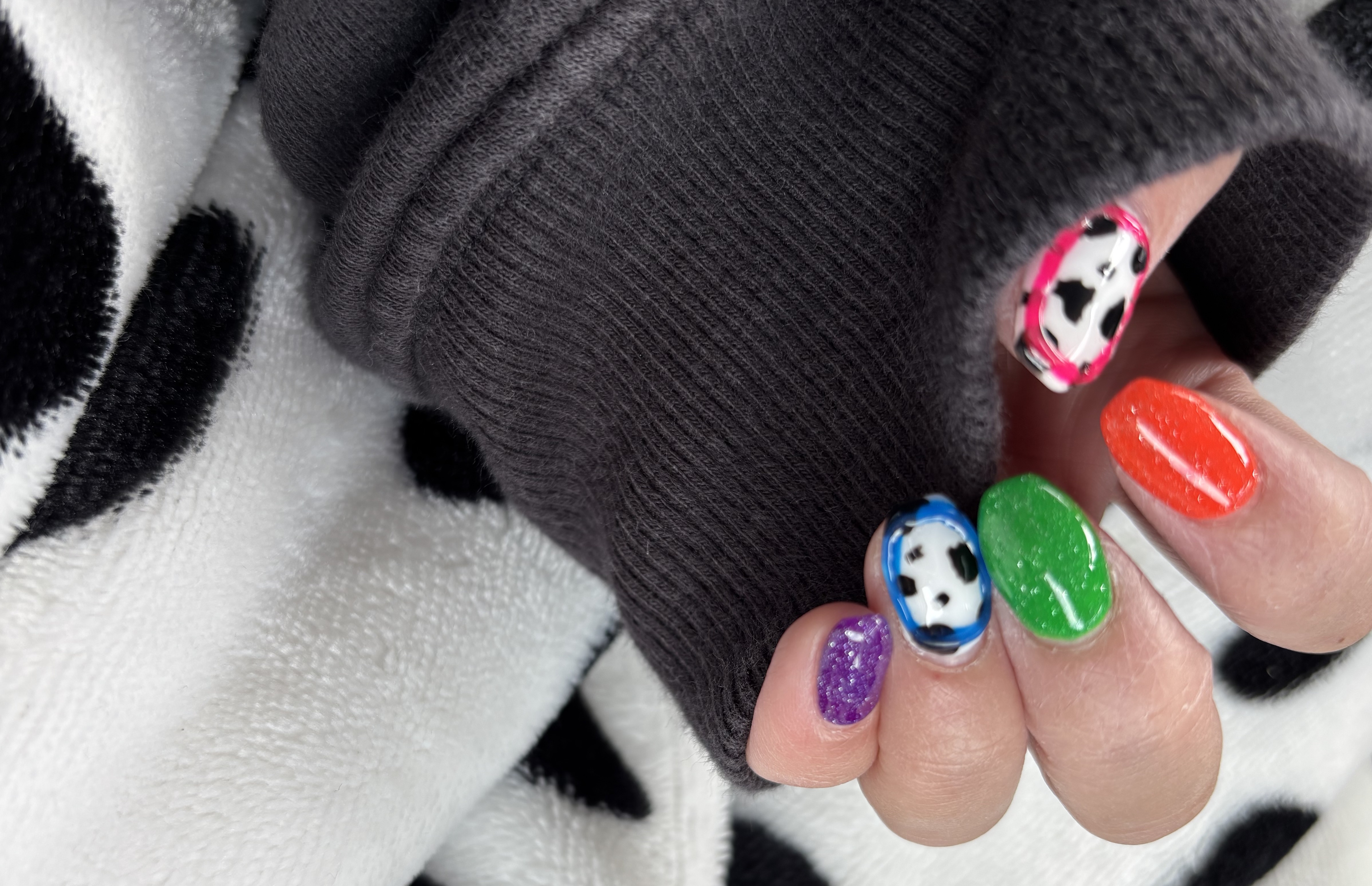 #セルフネイル,#ピールオフネイル,#ジェルネイル,#sheinネイル,#セリアネイル,#ダイソーネイル,#蛍光色ネイル,#蛍光フラッシュネイル,#牛柄ネイルのネイルデザイン