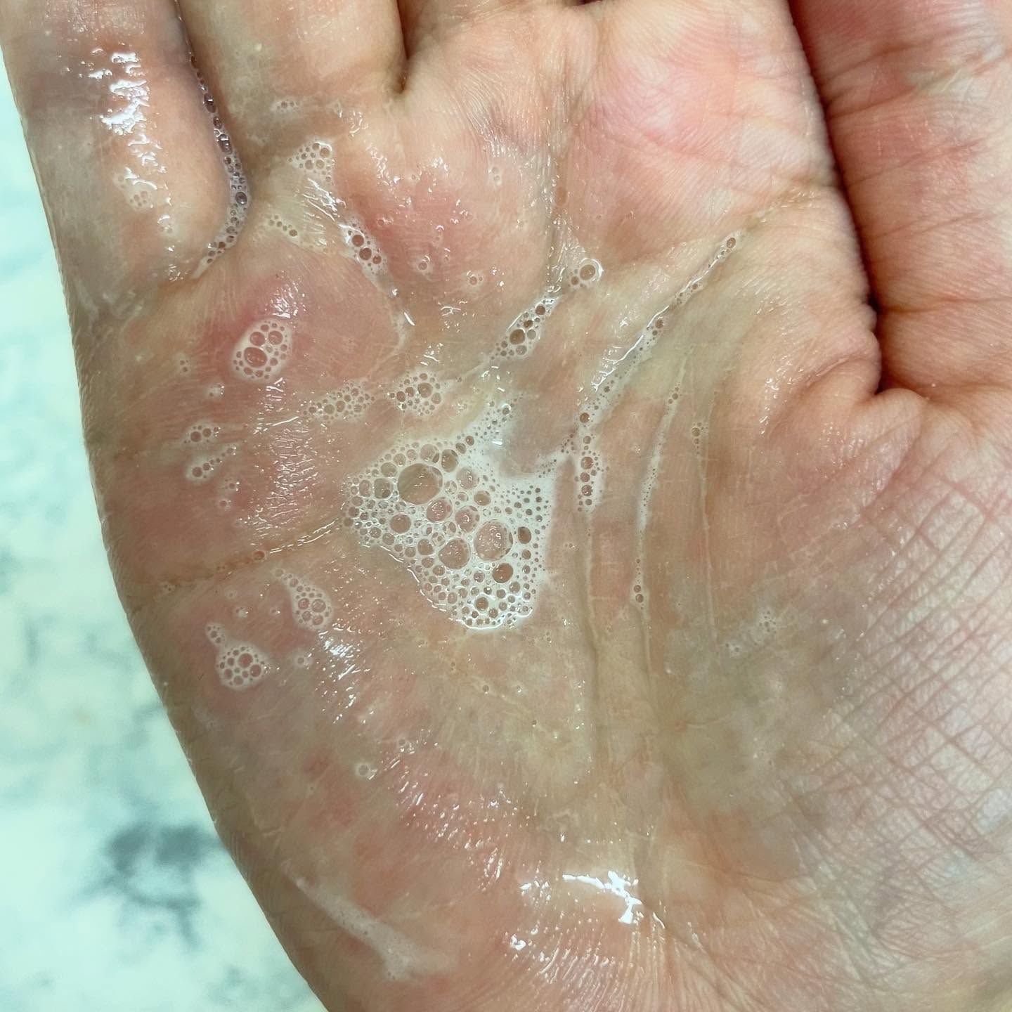 スクラブボディウォッシュ フラワーマーケット ホワイトチューリップ/LUV SCENT/ボディスクラブを使ったクチコミ（3枚目）