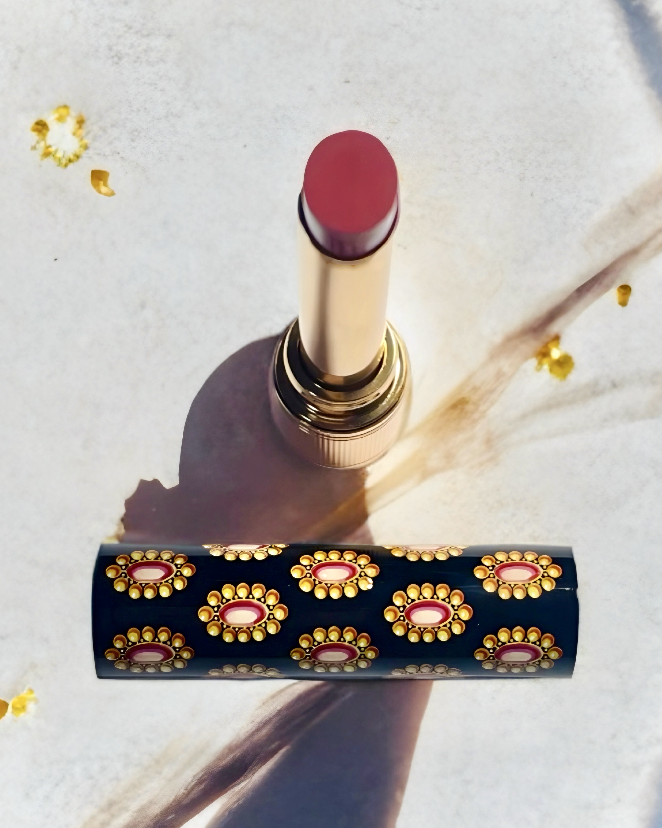 
まるでジュエリーのような、存在感。
グッチ ビューティの「ルージュ ドゥ ボーテ ブリアン 214 コール イット アディ」。
⁡
⁡
⁡
手に取った瞬間に、まず目を奪われるのはこのパッケージ。
深いネイビーに映えるヴィンテージ調の模様が