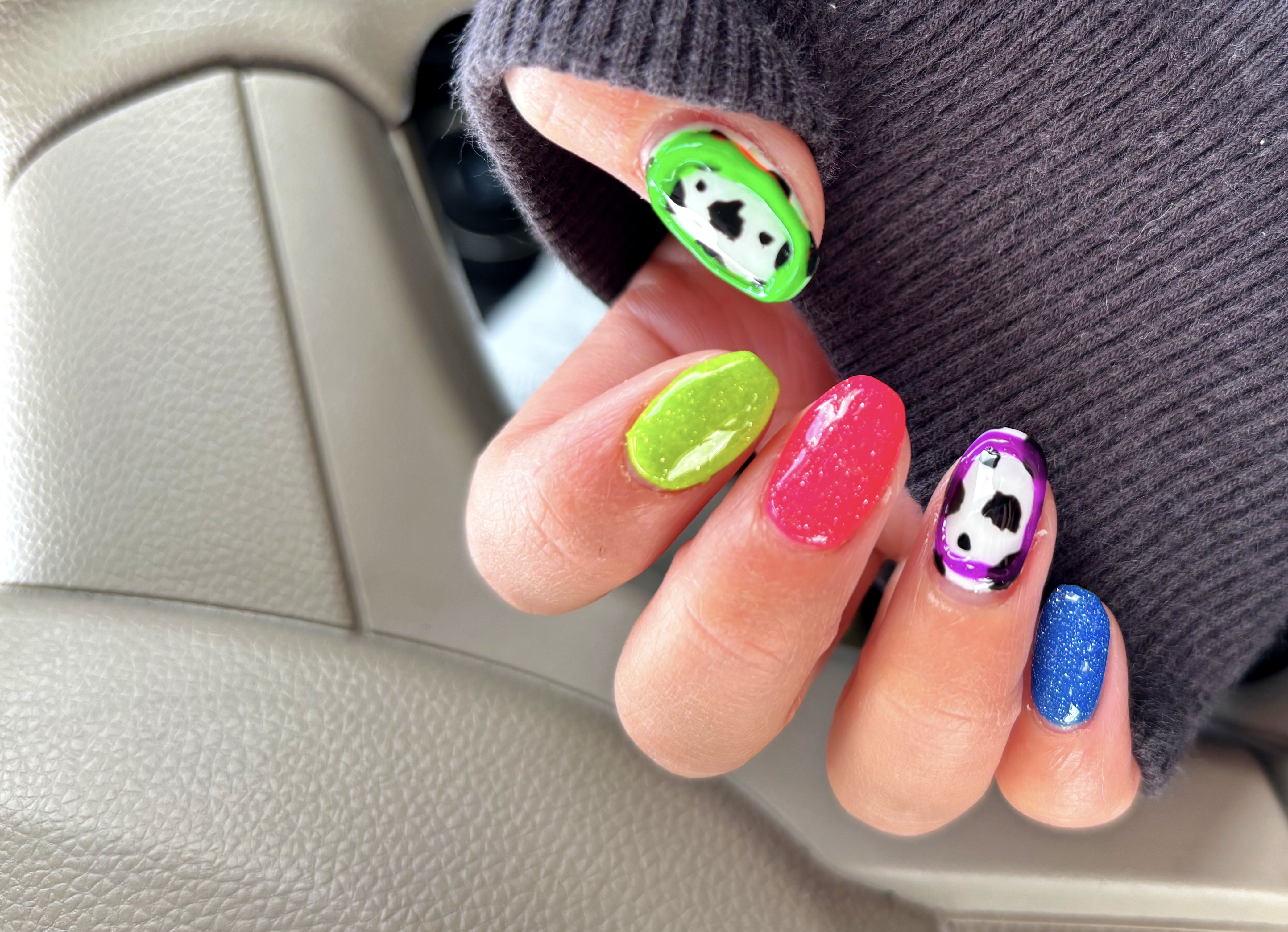 #セルフネイル,#ピールオフネイル,#ジェルネイル,#sheinネイル,#セリアネイル,#ダイソーネイル,#蛍光色ネイル,#蛍光フラッシュネイル,#牛柄ネイルのネイルデザイン