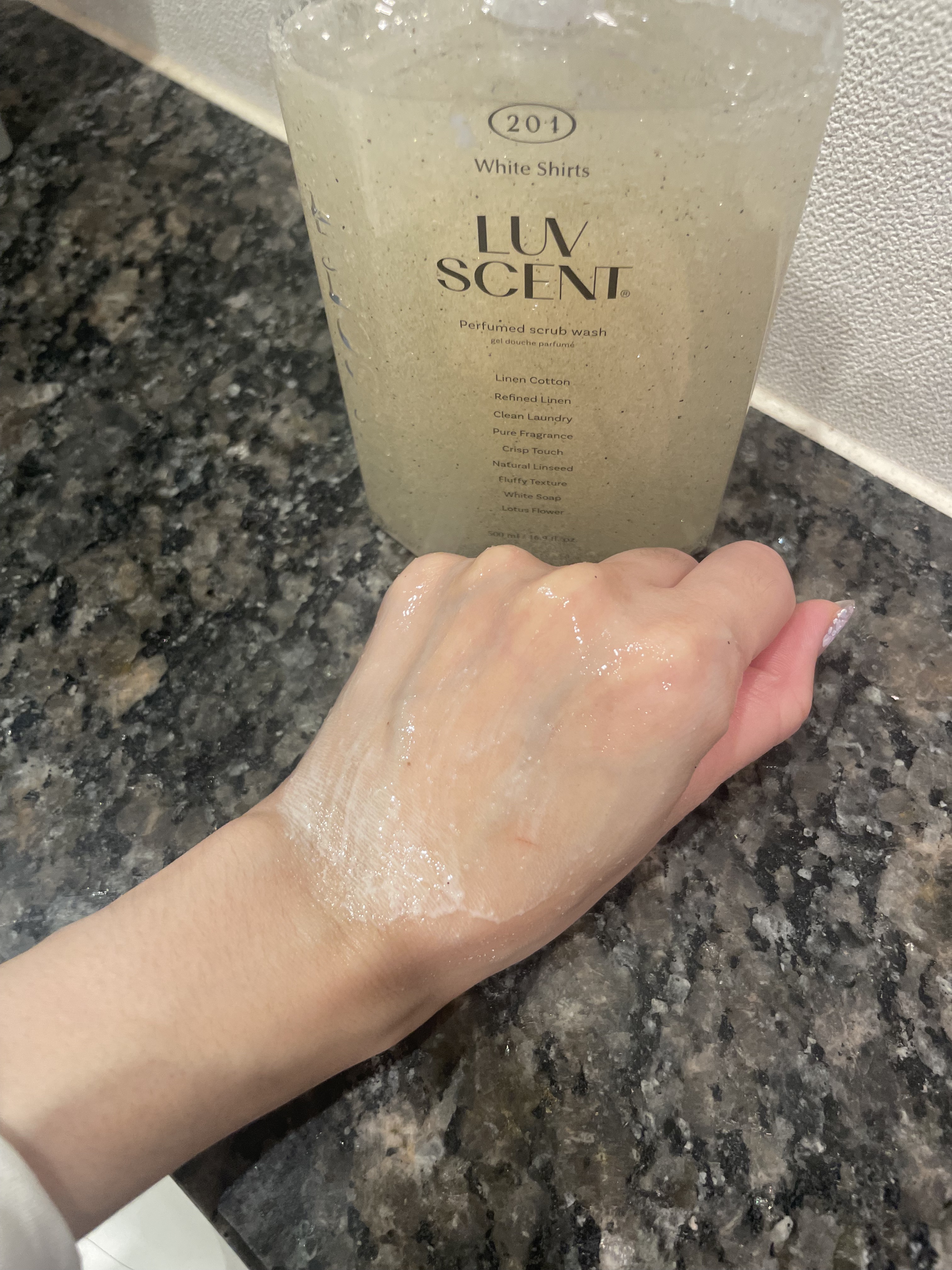 スクラブボディウォッシュ ホワイトシャツ リネンコットン/LUV SCENT/ボディスクラブを使ったクチコミ（3枚目）