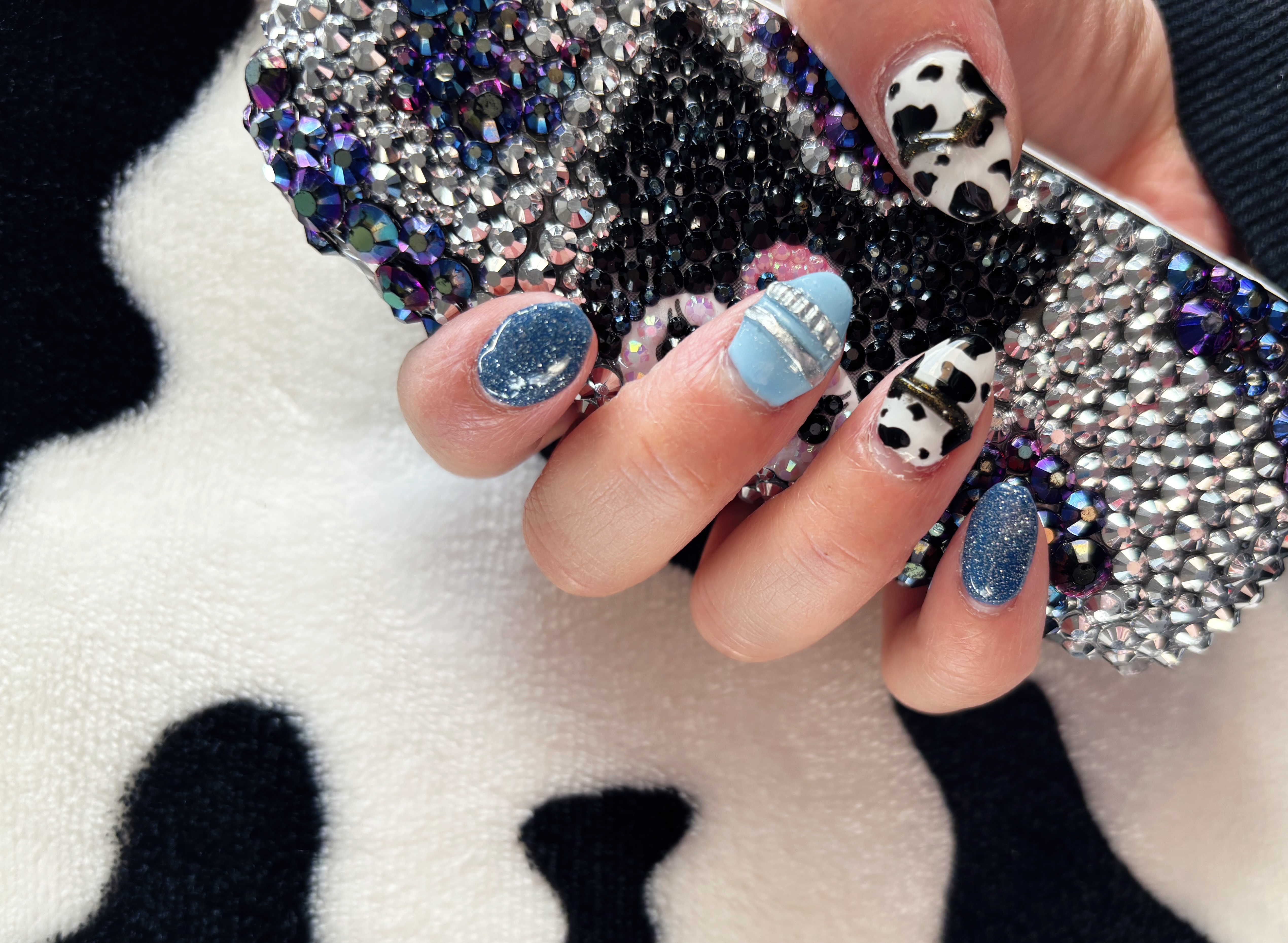 #セルフネイル,#ピールオフネイル,#ジェルネイル,#sheinネイル,#セリアネイル,#ダイソーネイル,#水色ネイル,#牛柄ネイルのネイルデザイン