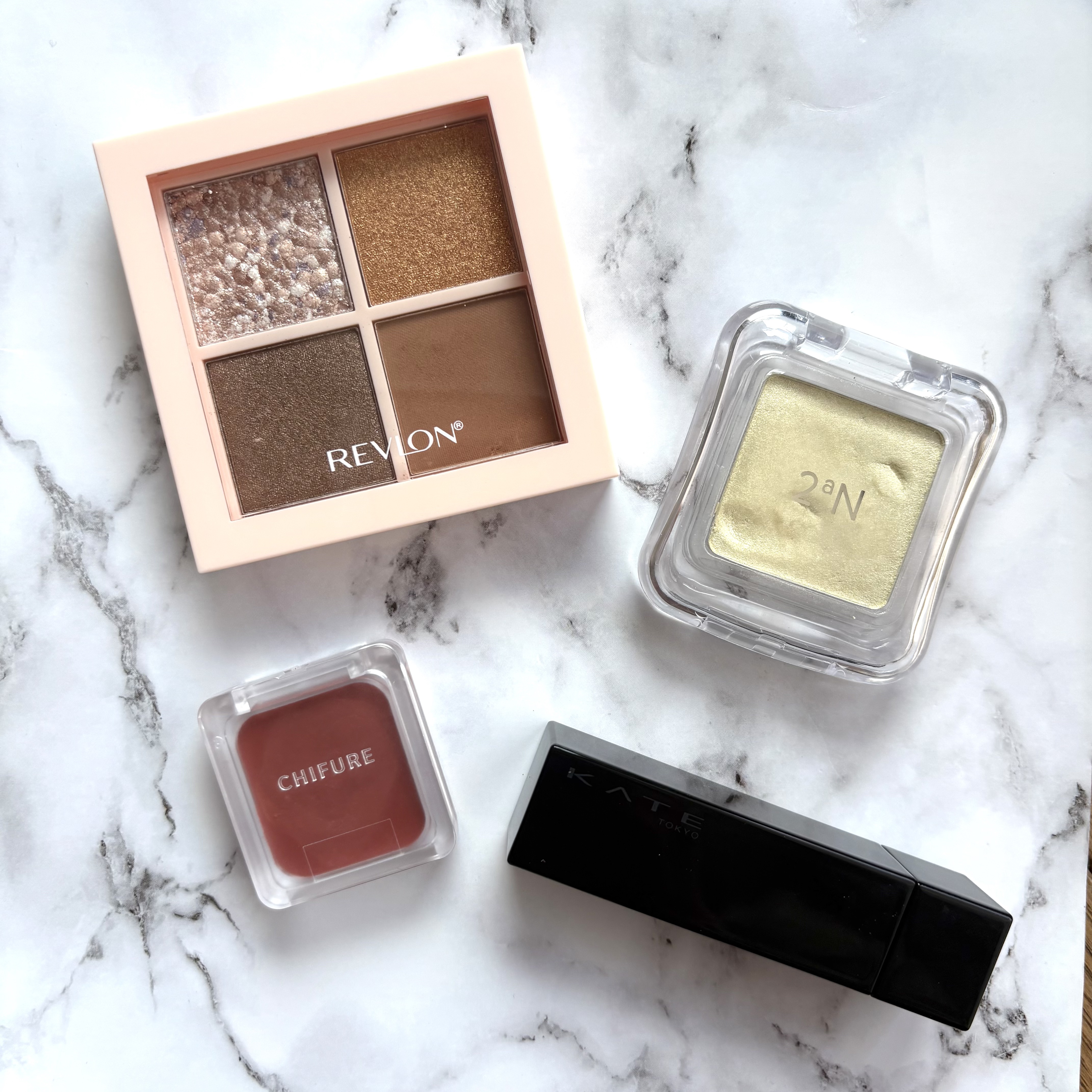 レブロン ダズル アイシャドウ クアッド/REVLON/アイシャドウパレットを使ったクチコミ（2枚目）