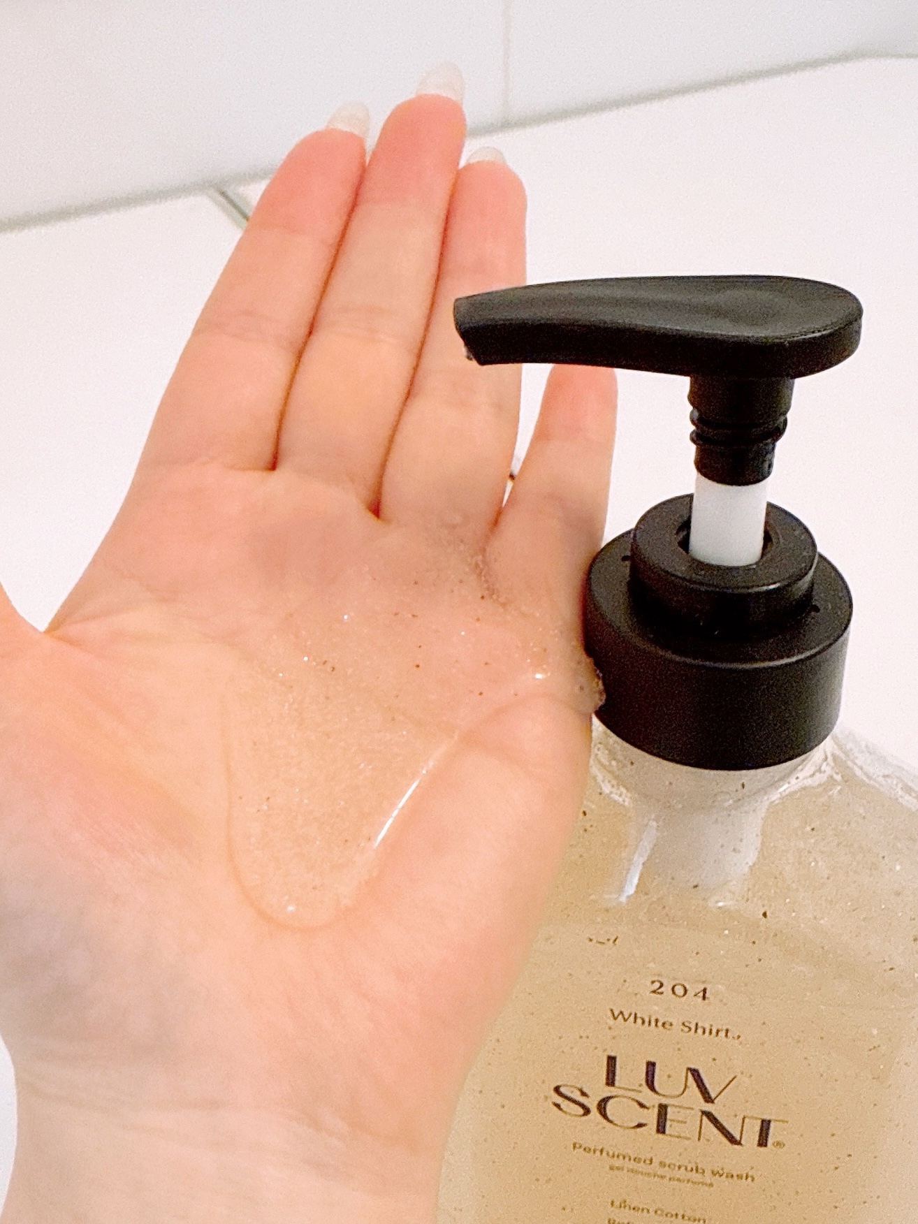 スクラブボディウォッシュ ホワイトシャツ リネンコットン/LUV SCENT/ボディスクラブを使ったクチコミ（3枚目）