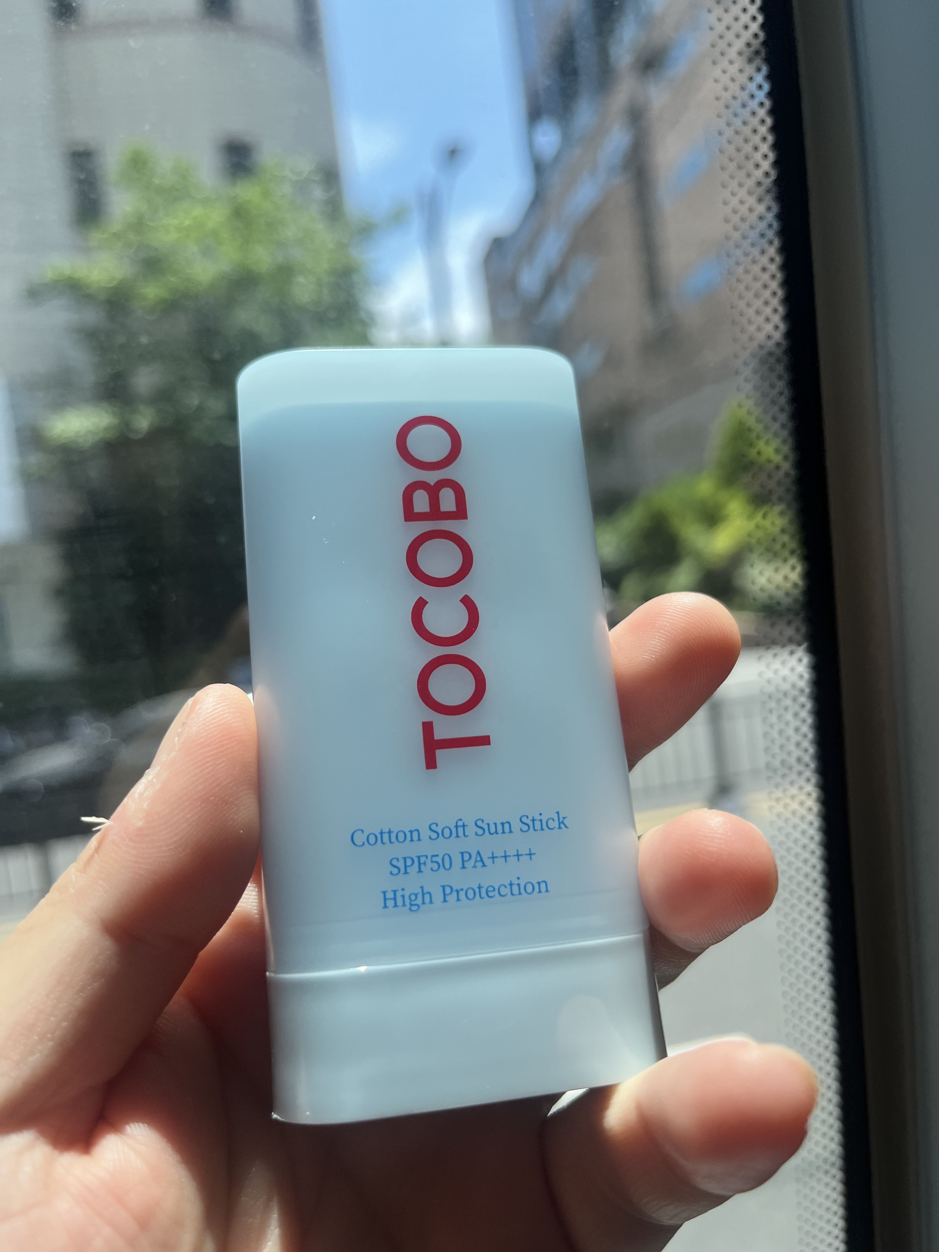 TOCOBOさんのサンスティック日焼け止め🌞
会社の同僚から「アメリカですごく人気らしいよ〜！」ってもらったんです🎁

最初は「体用にしようかな？」って思ってたんですけど、実際に使ってみたら、本当にさらっさらでベタつきゼロ👏
今では顔