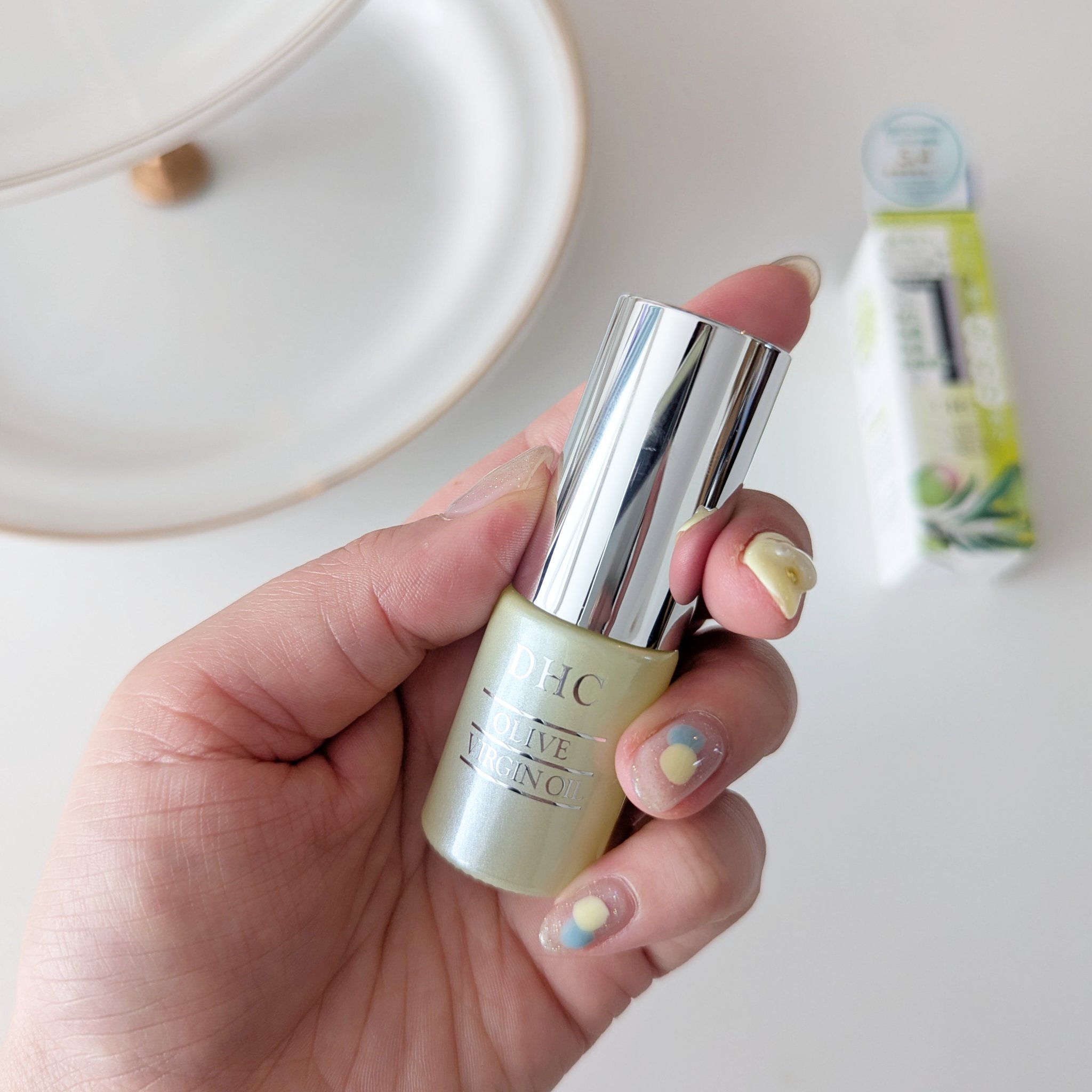 
DHC オリーブバージンオイル

20年くらい前からこの商品の存在を知っていましたがなんと40年超えのロングセラー商品だったとは！！

天然100％のオーガニック美容オイルで、"お顔のスキンケアの最後に一滴" などと使っている方は多いと思