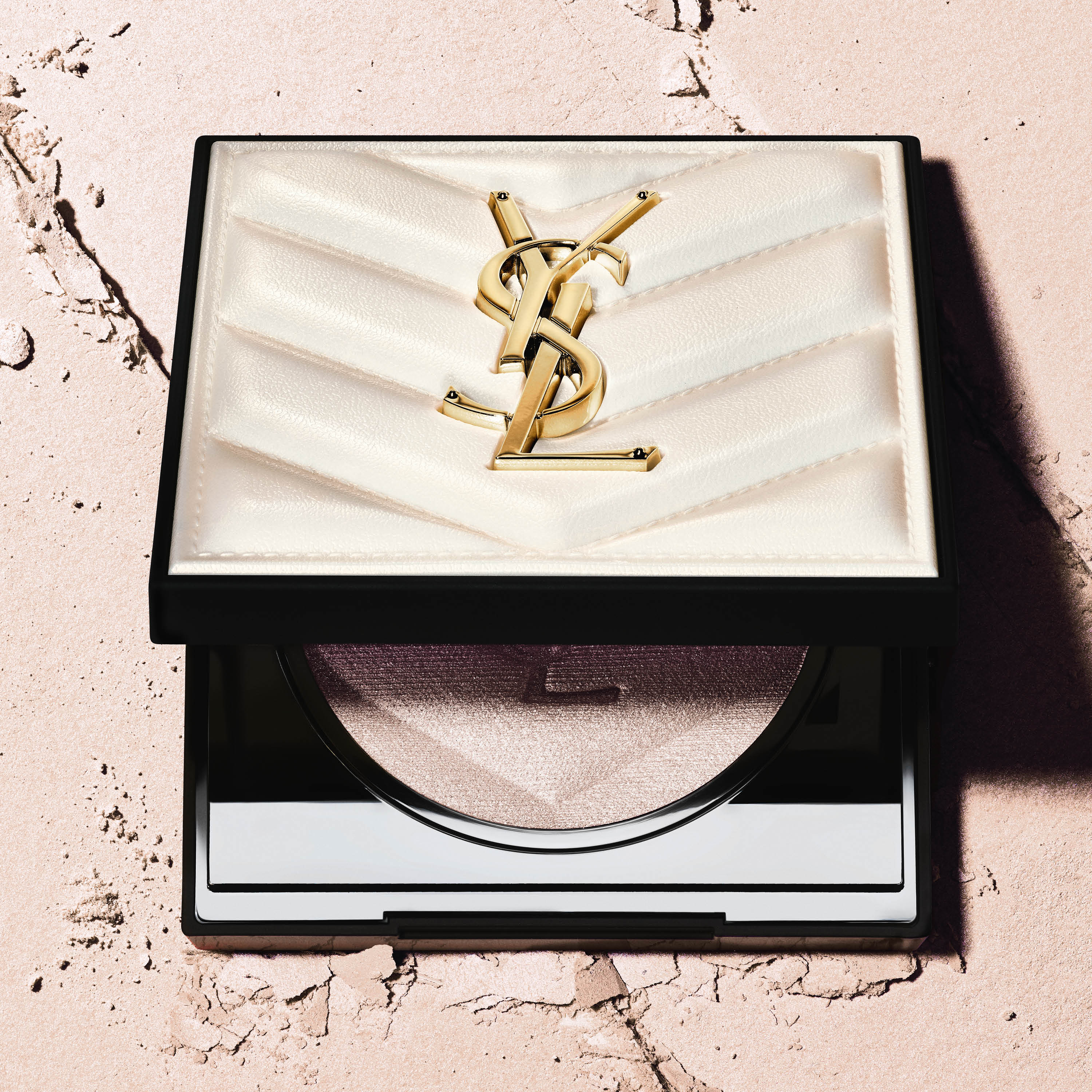 【本日6/13 全国発売】

「オールアワーズ ハイパールミナイザー」

YSLオールアワーズから初のルミナイザーが登場。
 
透明感のある繊細なパール光沢と様々な色彩を反射する輝きで、光を纏うように繊細で奥行きのある輝きを実現。
多角度か