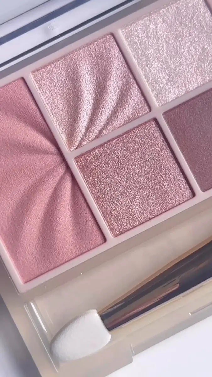 ちよこ on LIPS 「#コスメ購入品パレット1つで頬&目元のメイク✨--------..」(3枚目)