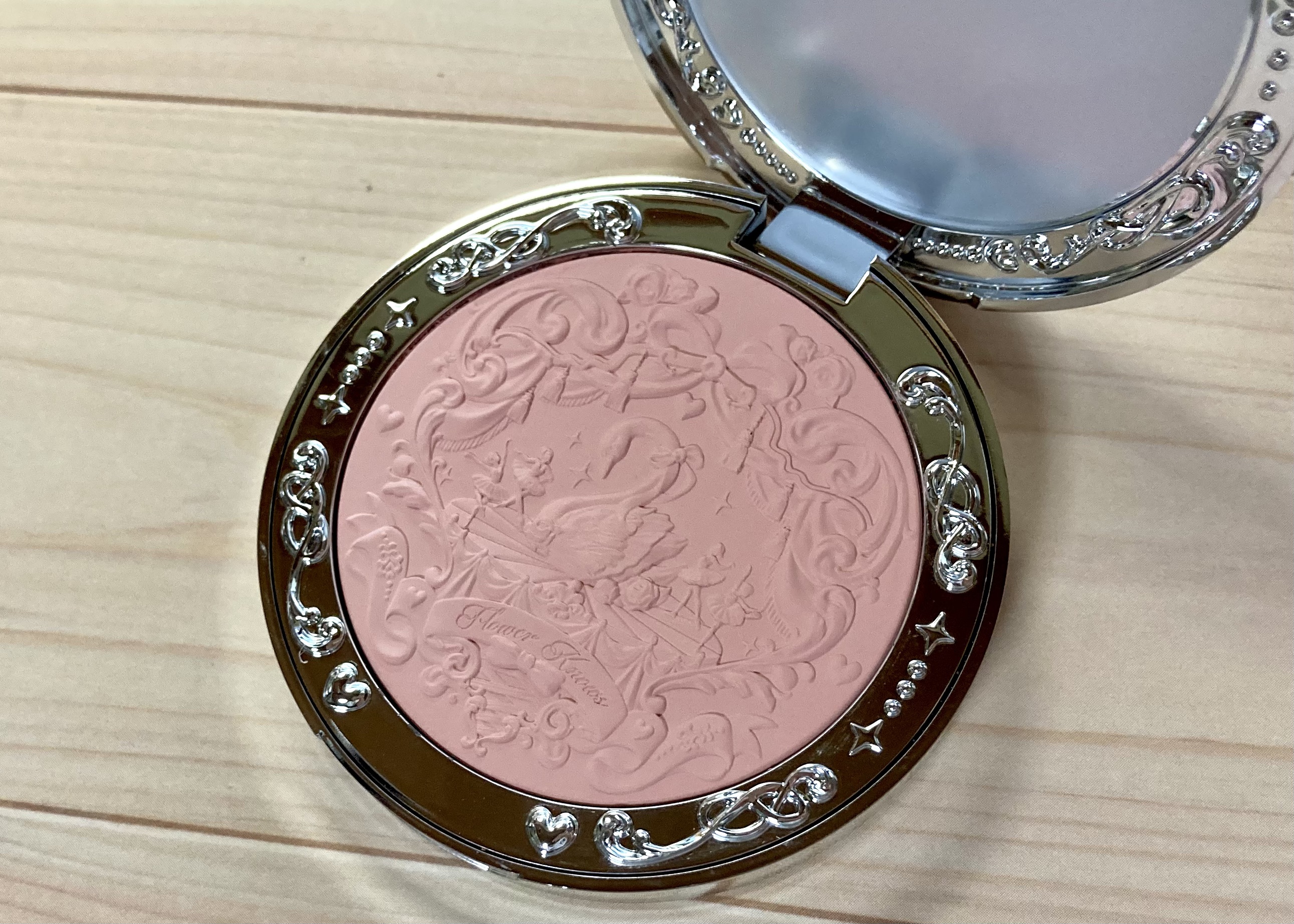 フラワーノーズ スワンバレエシリーズ ブラッシュコンパクト 04 プリューシュ/FlowerKnows/パウダーチークを使ったクチコミ（1枚目）