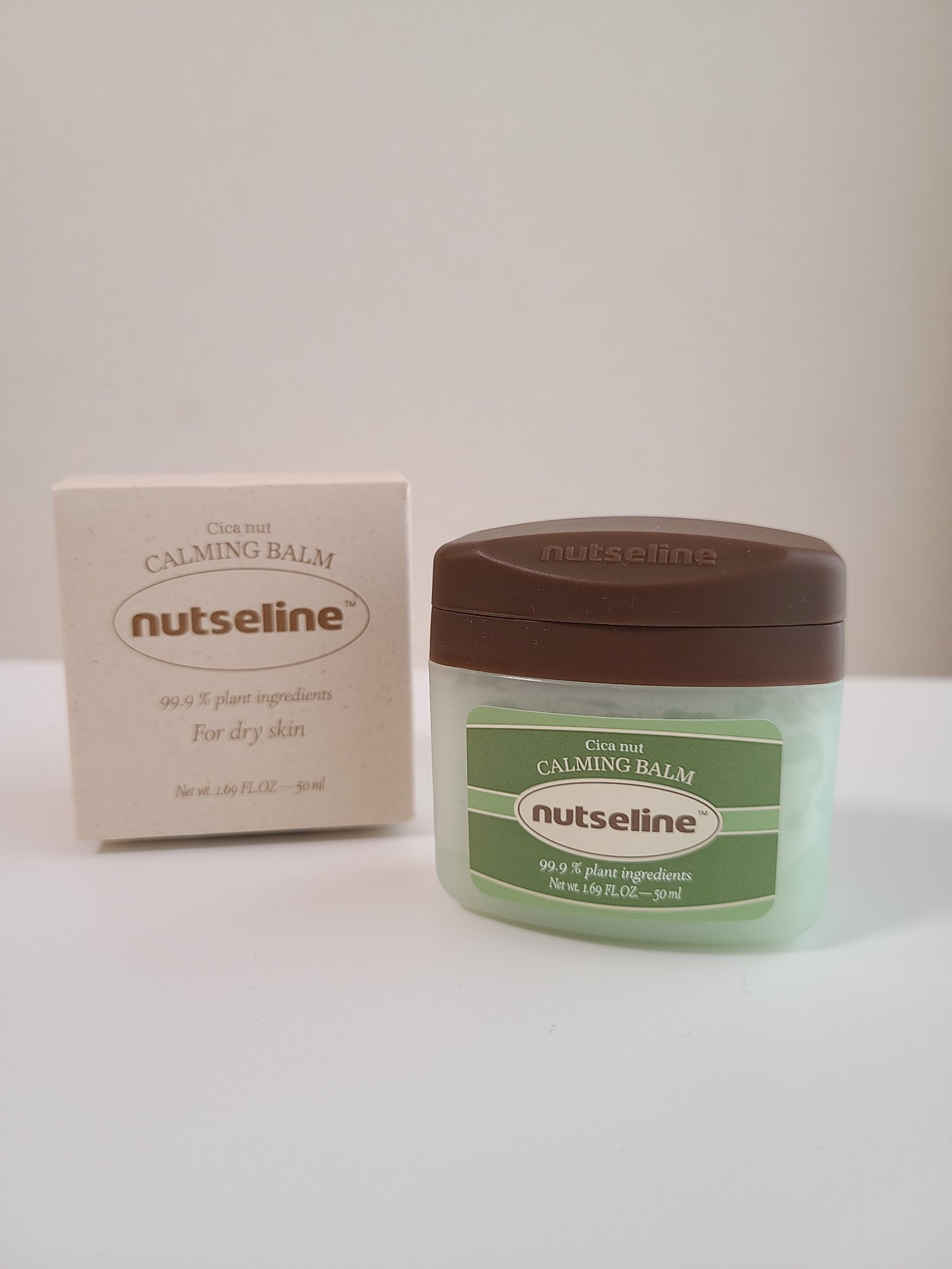 ナッセリン シカカーミングバーム🌿 

暑い日差しで疲れた肌に、ひんやりリフレッシュ✨

全身に使えるマルチバームで、心地よいひとときを💗

体温でとろけるテクスチャーと、爽やかなハーブの香りが特徴です。 

軽やかなのにしっとりとした