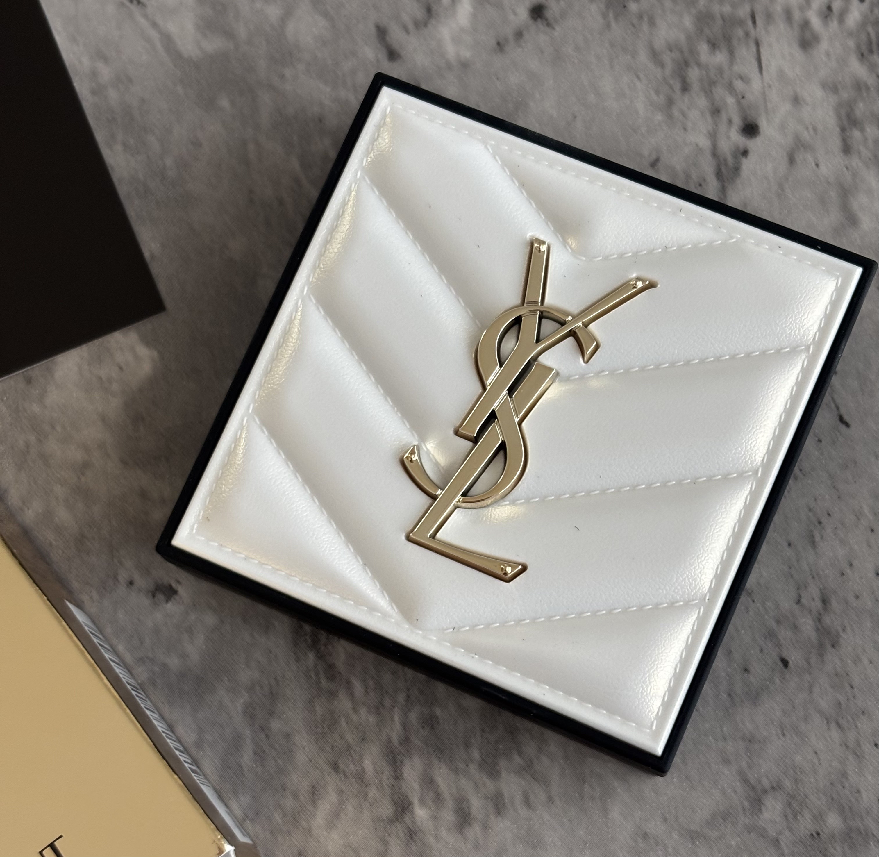 オールアワーズ ハイパールミナイザー/YVES SAINT LAURENT BEAUTE/パウダーハイライトを使ったクチコミ（3枚目）