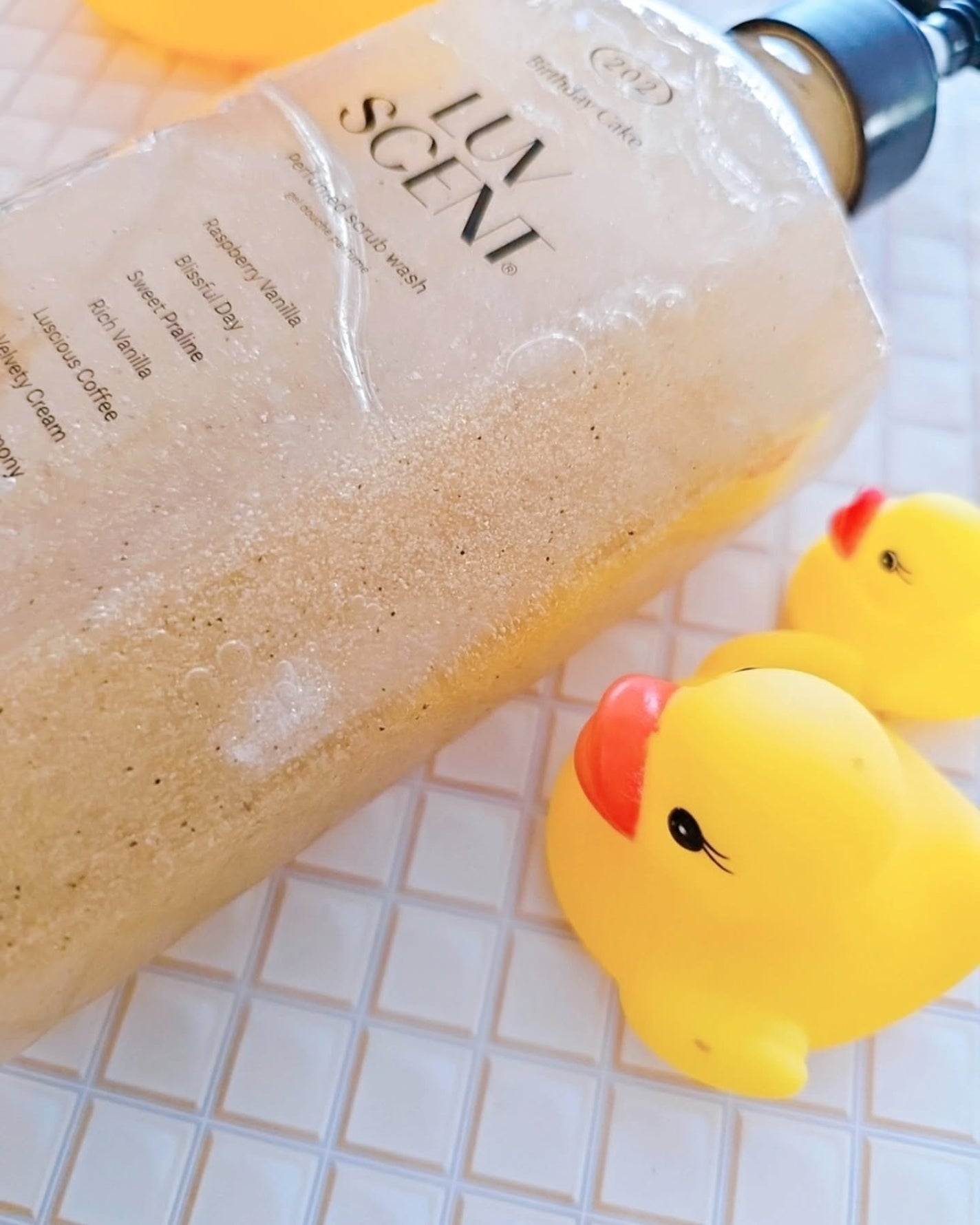 スクラブボディウォッシュ バースデイケーキ ラズベリーバニラ/LUV SCENT/ボディスクラブを使ったクチコミ(3枚目)