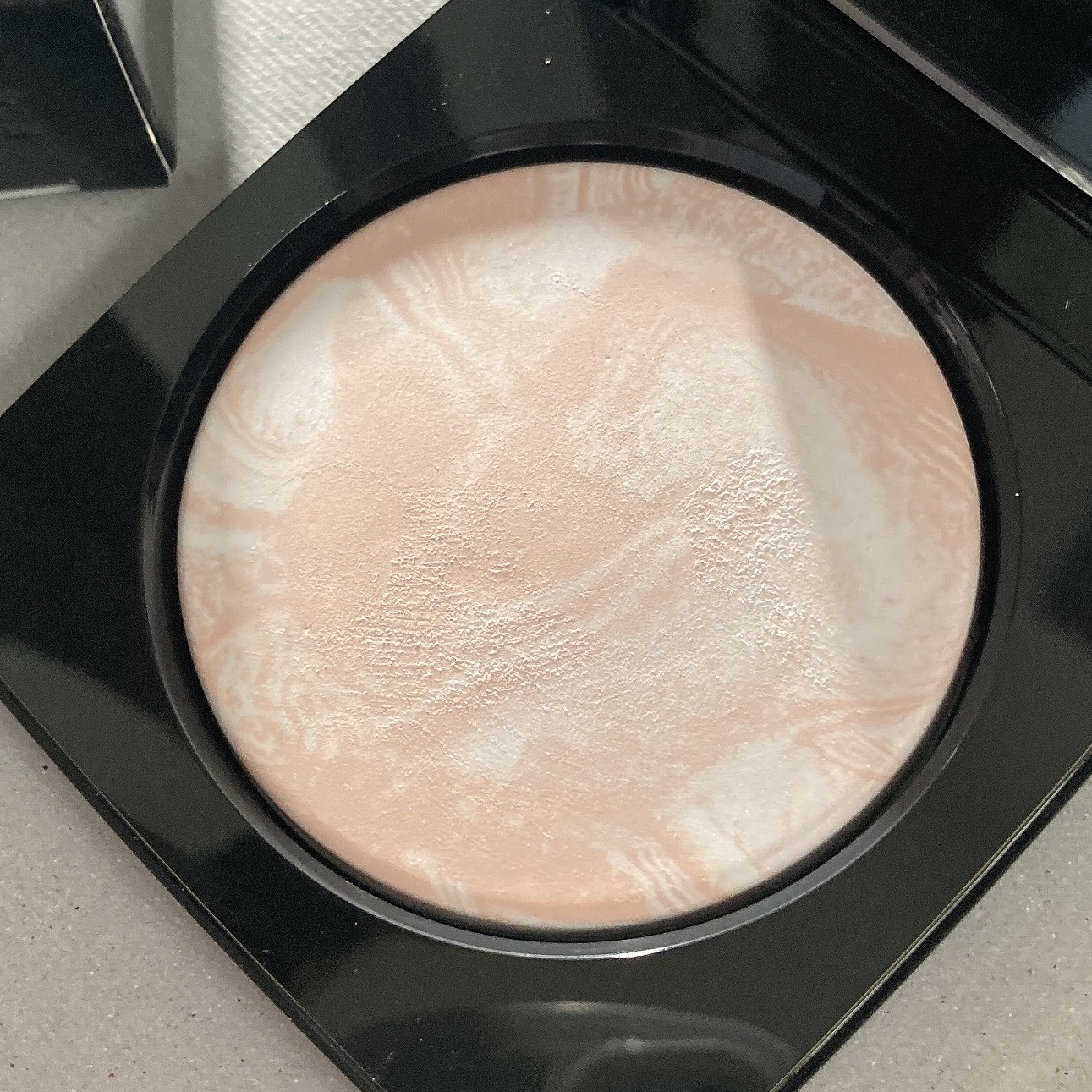 シアーフィニッシュ ブラーリング パウダー/BOBBI BROWN/プレストパウダーを使ったクチコミ（2枚目）