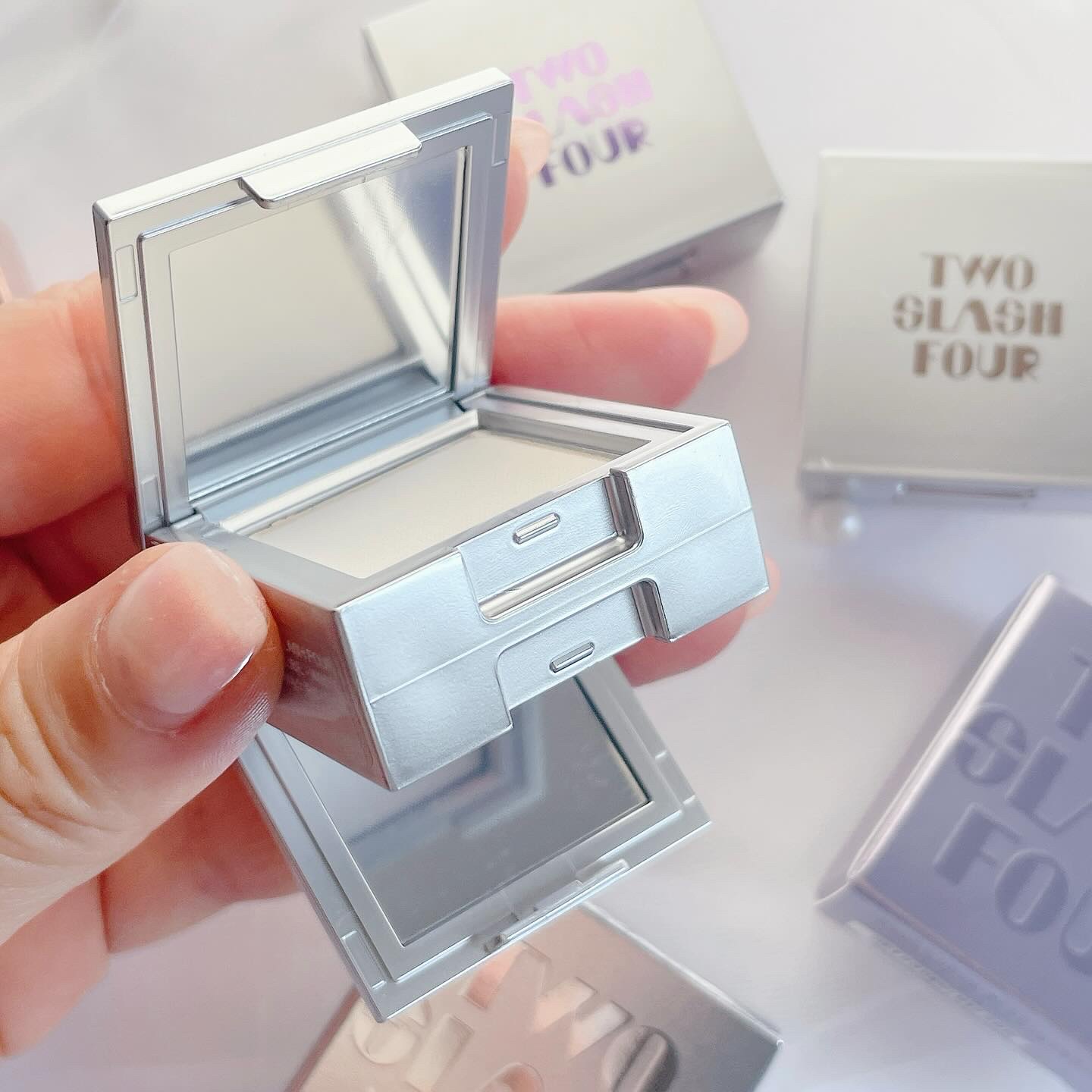 ストロビングフェイスキューブ/TWO SLASH FOUR/ハイライトを使ったクチコミ（3枚目）