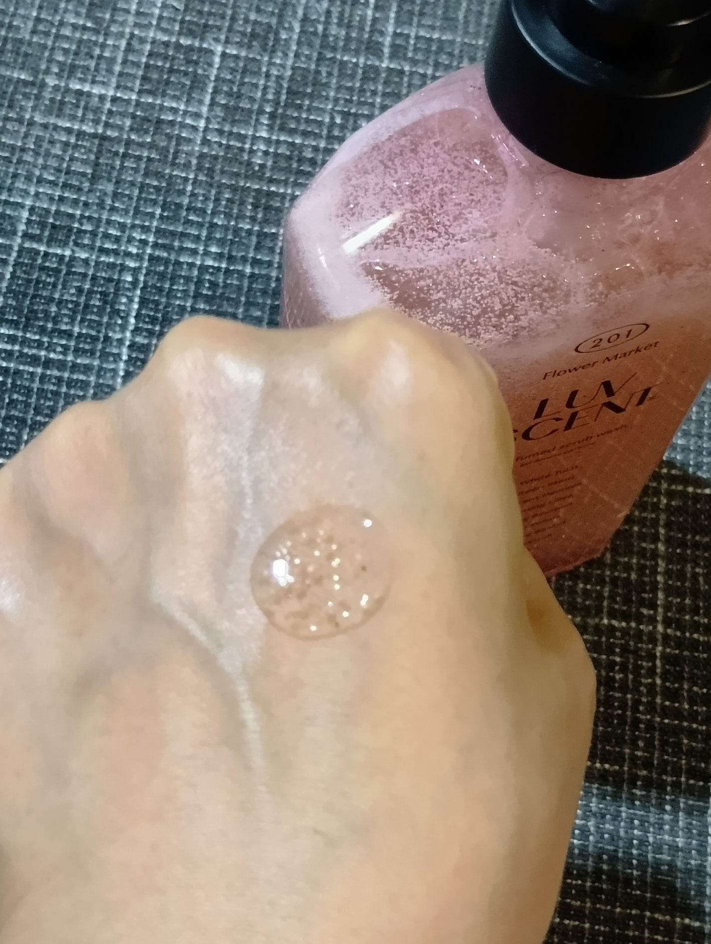 スクラブボディウォッシュ フラワーマーケット ホワイトチューリップ/LUV SCENT/ボディスクラブを使ったクチコミ(3枚目)