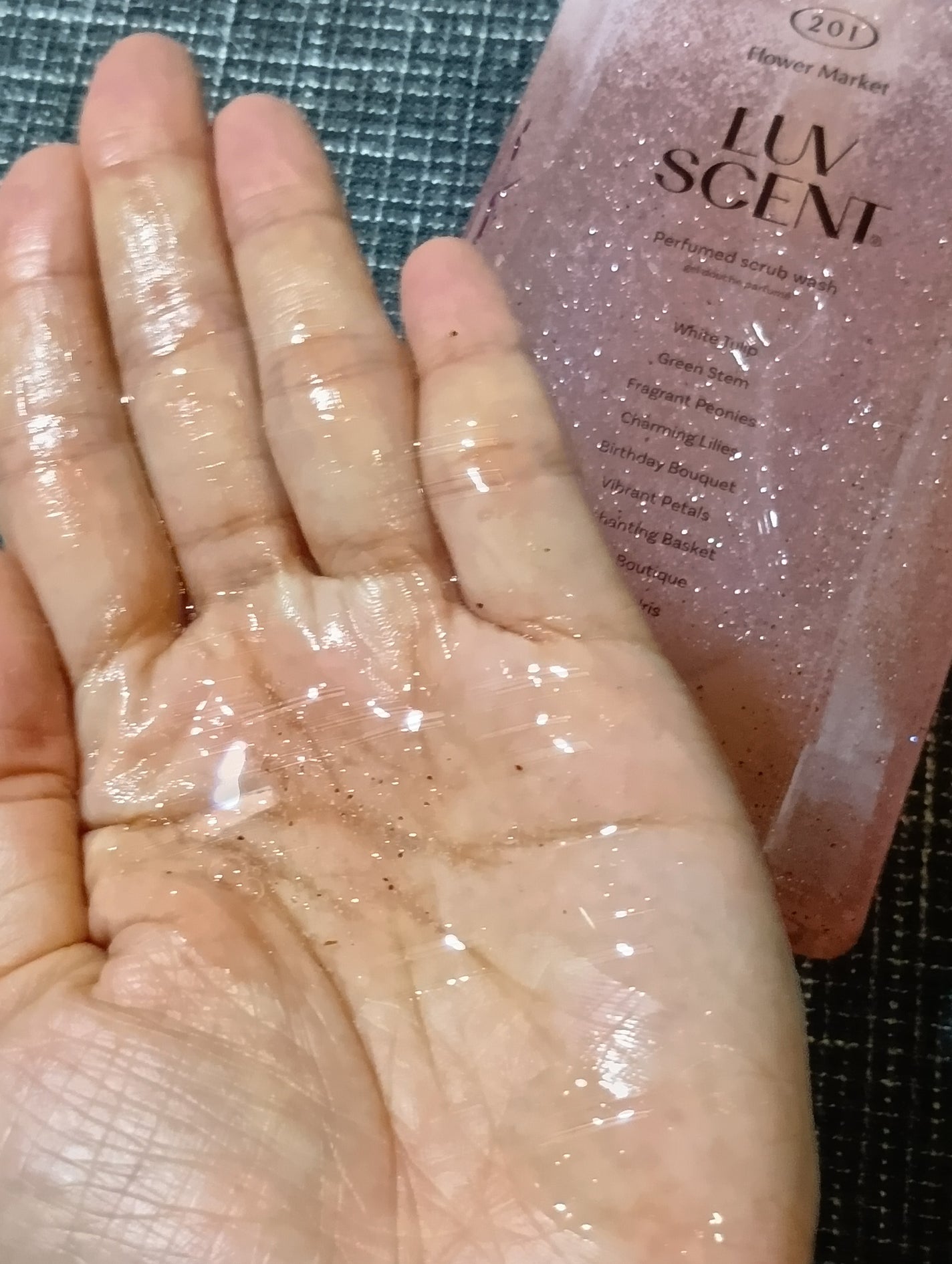 スクラブボディウォッシュ フラワーマーケット ホワイトチューリップ/LUV SCENT/ボディスクラブを使ったクチコミ(5枚目)