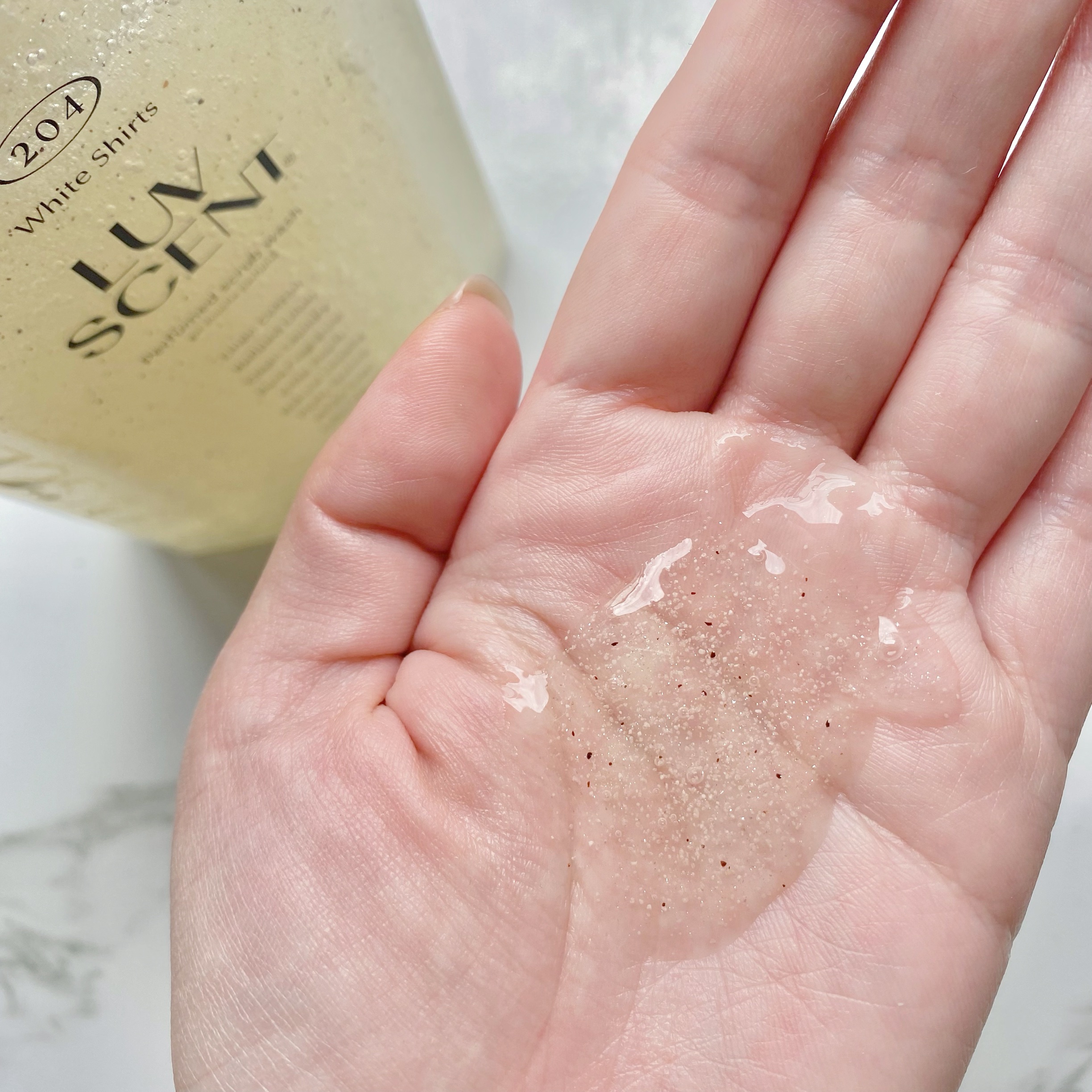 スクラブボディウォッシュ ホワイトシャツ リネンコットン/LUV SCENT/ボディスクラブを使ったクチコミ（2枚目）