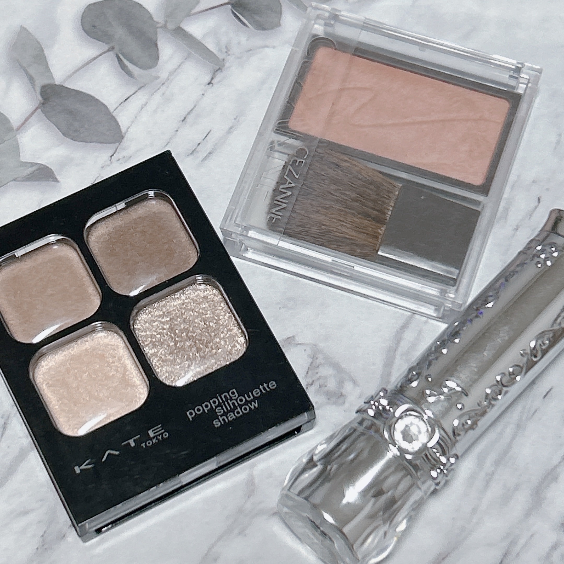 #今日のメイク

シンプルに、でもメイクしてるきちんと感のあるアイテム達でメイク。

アイメイク
KATE ケイト ポッピングシルエットシャドウ BR-1 グレージュポップ

チーク
CEZANNE チークブラッシュ 01 フォギーローズ
