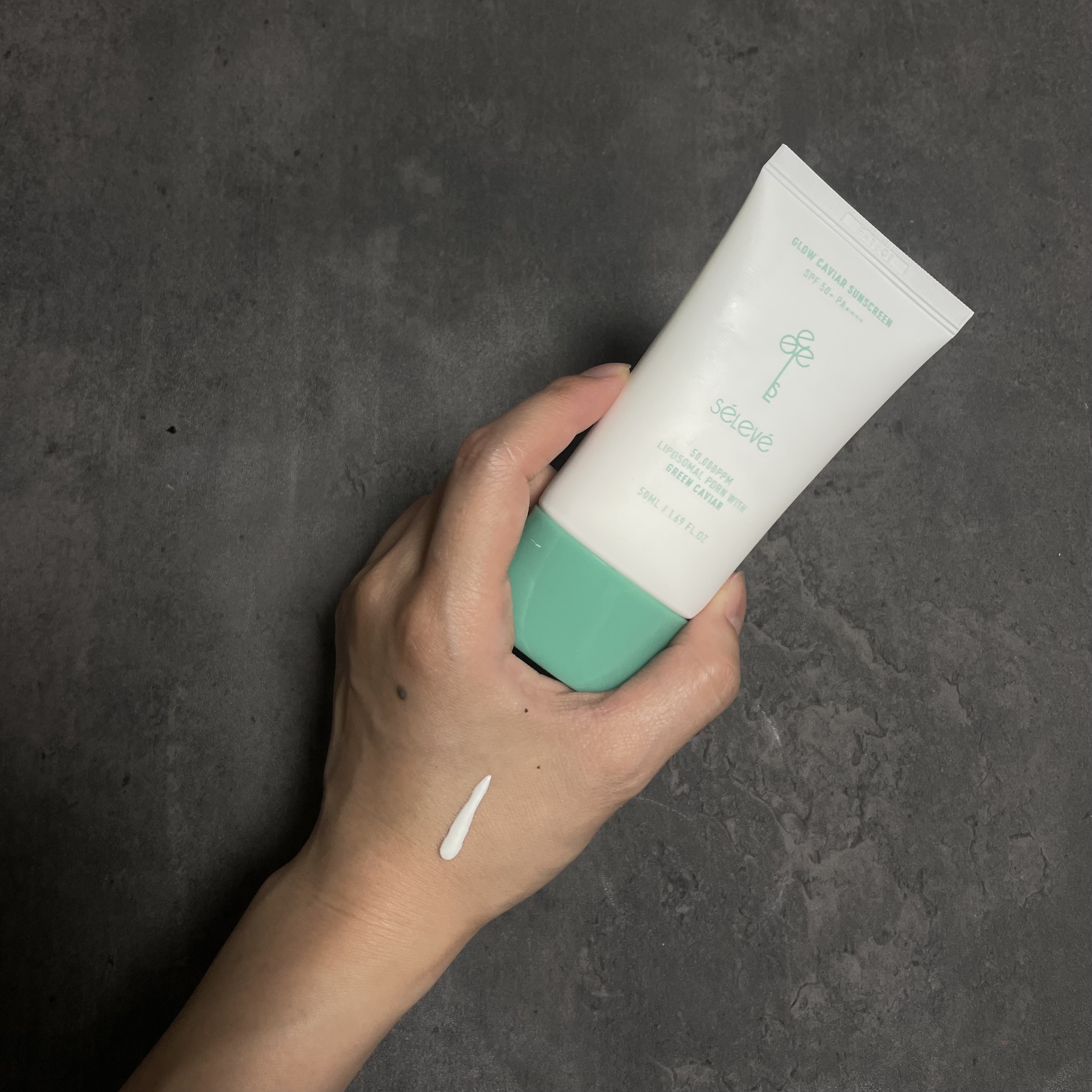 グロウキャビアサンクリーム(SPF 50+, PA+++) /SELEVE/日焼け止めクリームを使ったクチコミ（2枚目）